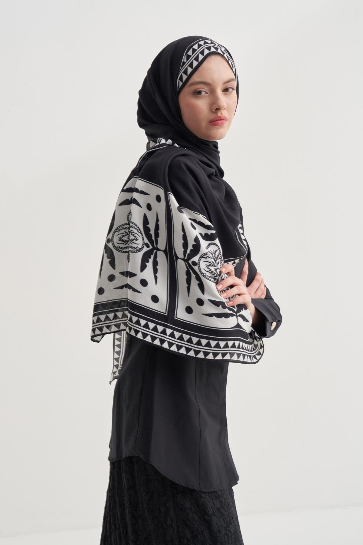 atlas-monogram-viscose-scarf-black-1056_dcd7931f-e847-4459-aa77-05211ef784d5.jpg