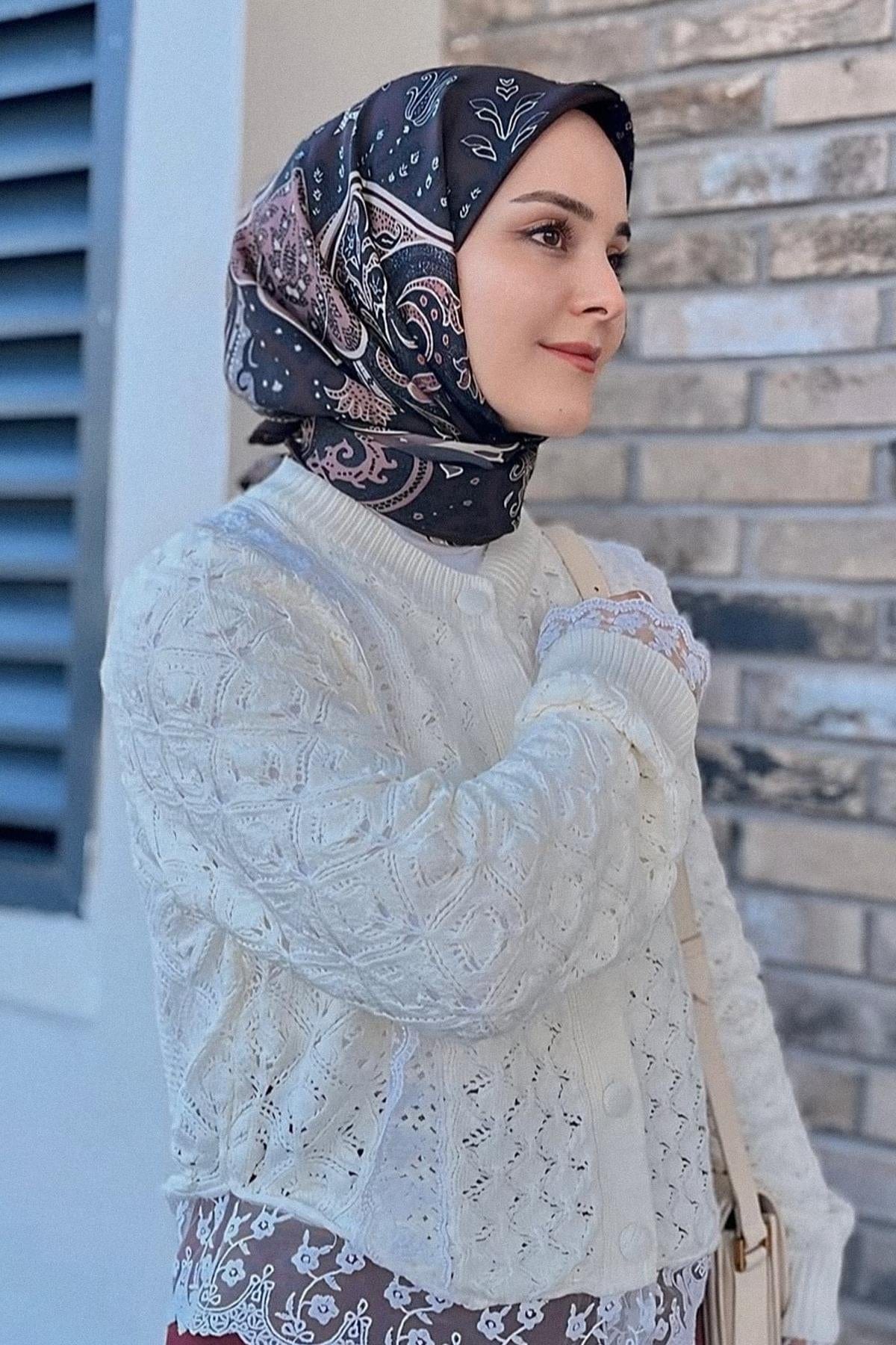 betul-bayrak-s-choice-emera-scarlet-mulbary-silk-square-scarf-39.jpg