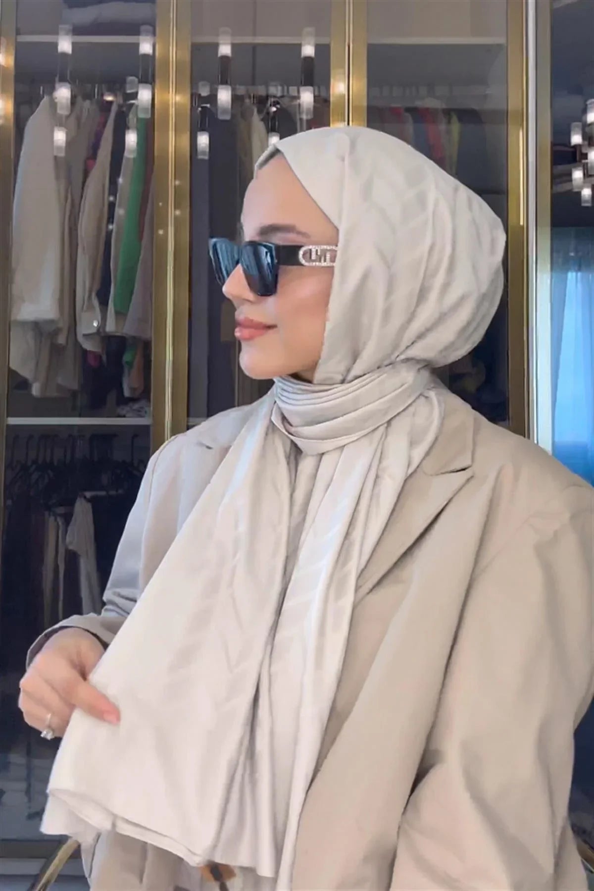 Betul Duman's Choice: Diamond Pattern Cotton-Silk Scarf with Camel