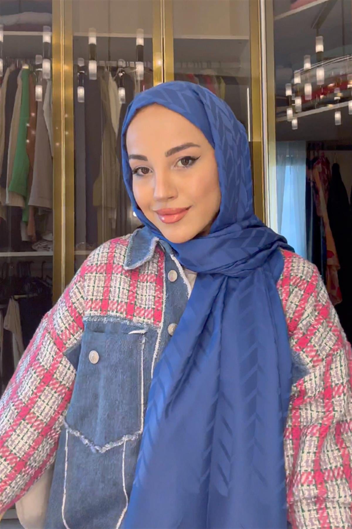 Betul Duman's Choice: Diamond Pattern Cotton-Silk Scarf with Indigo