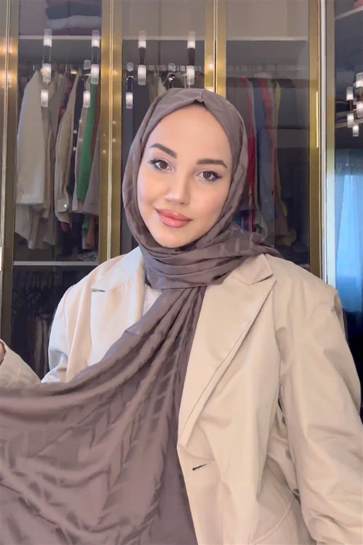 Betul Duman's Choice: Diamond Pattern Cotton-Silk Scarf with Soft Brown