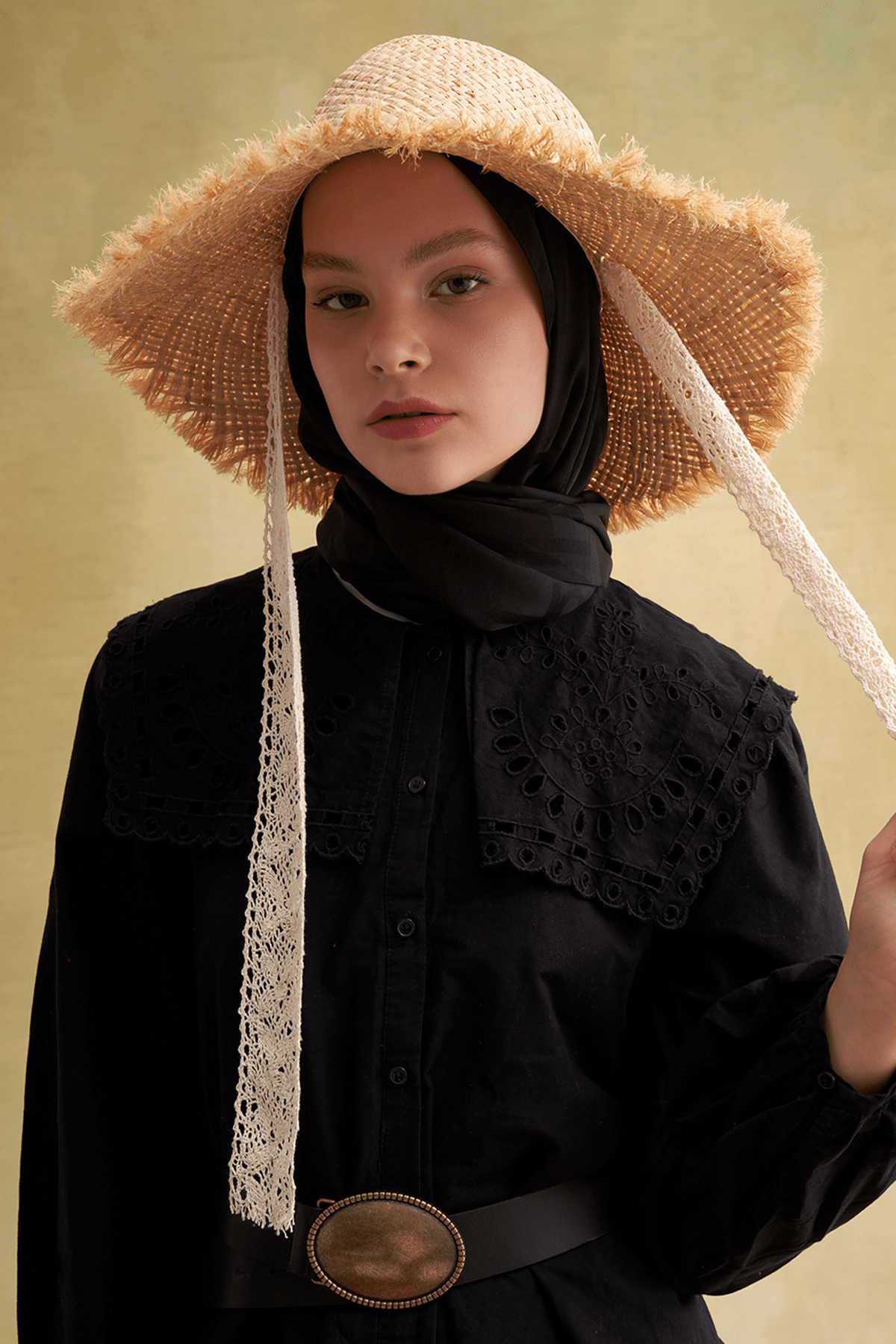 boho-straw-hat-with-ethnic-wrap-1692.png