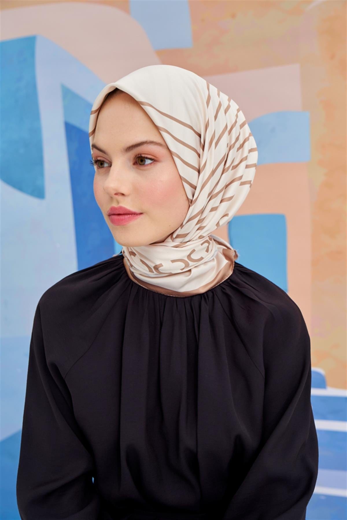 chain-pattern-twill-square-scarf-beige-1912.jpg