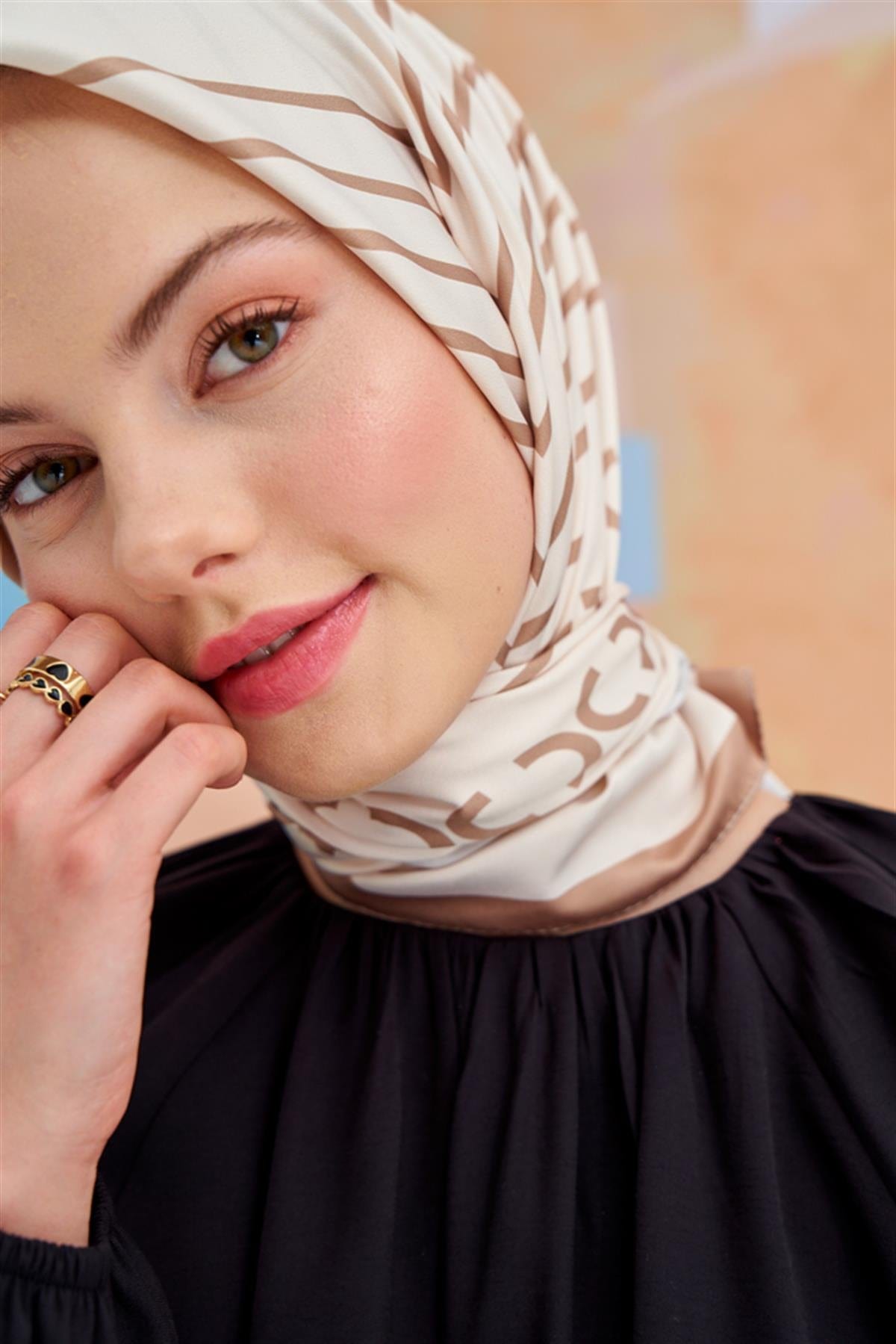 chain-pattern-twill-square-scarf-beige-1913_78fc25d8-3eeb-4e9d-9d1d-907f5130ceb8.jpg