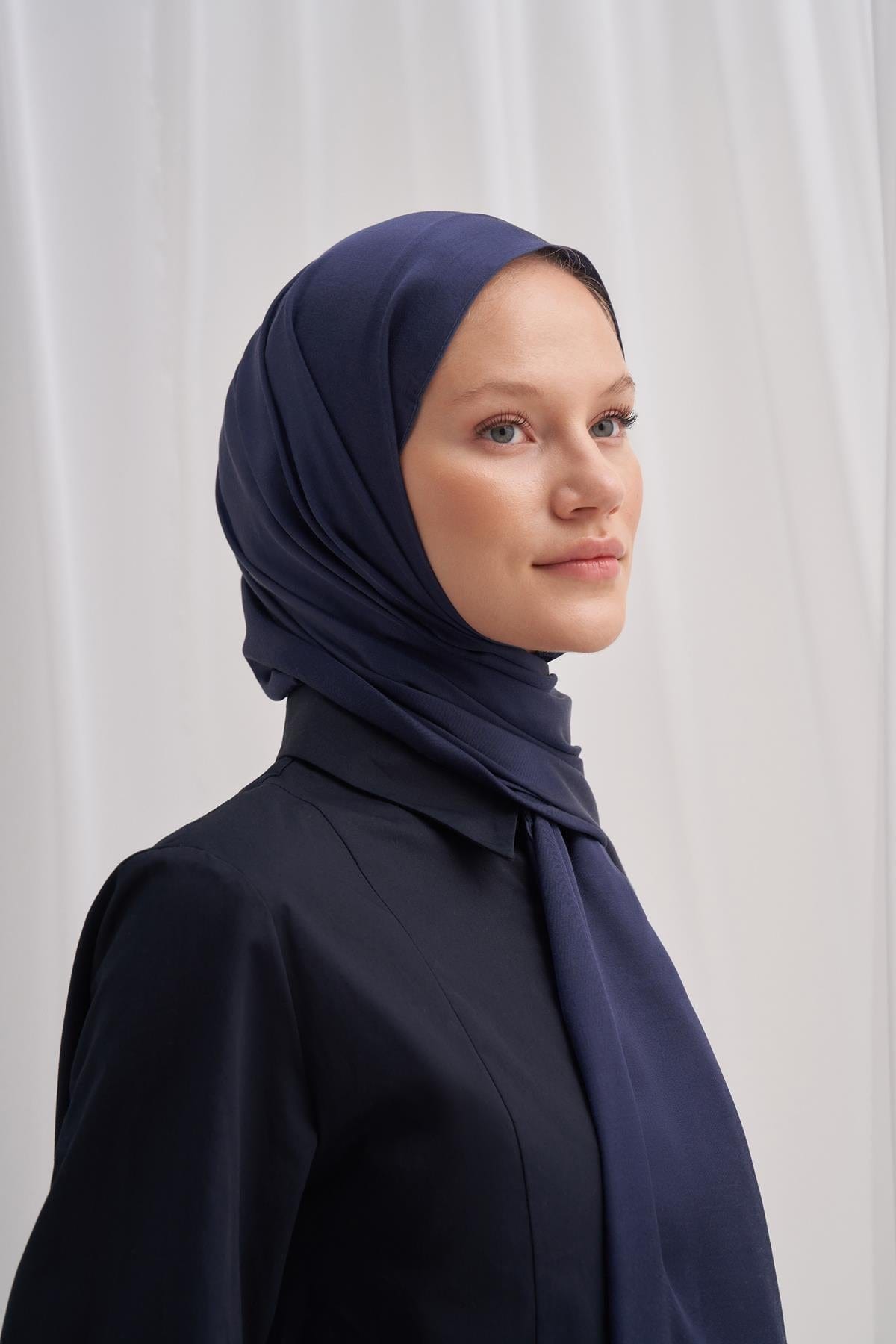 chantouk-reversible-silk-scarf-dark-navy-2588_a86afe7c-174a-400a-bdd8-7474749e8477.jpg