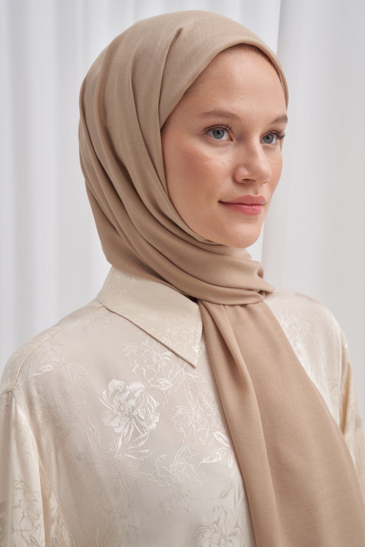 chantouk-reversible-silk-scarf-gold-2613_f2220459-f8f0-48e3-856f-3e4e8a0cb4ab.jpg