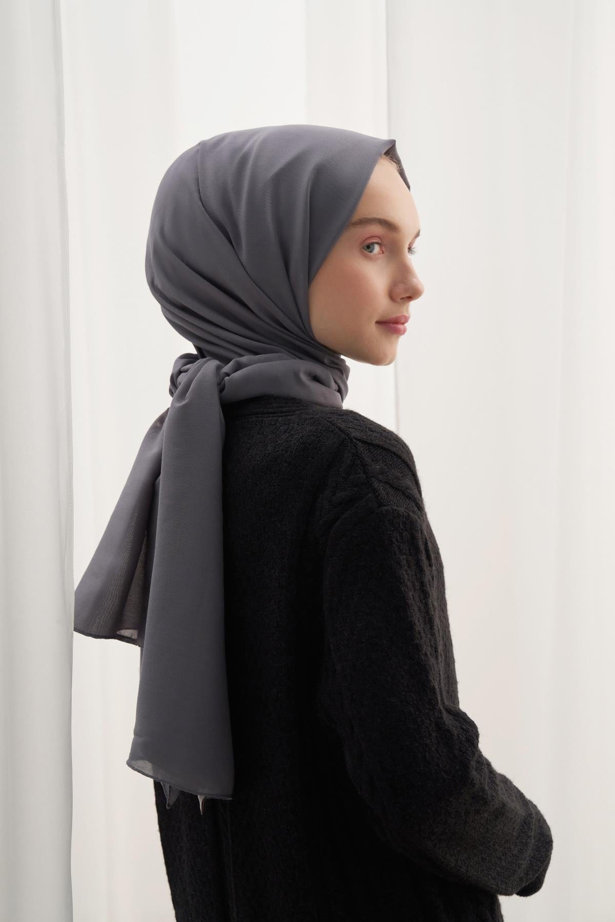 compact-soft-scarf-gray-1774_e3b364eb-2aec-4596-9761-1a3fc479907f.jpg