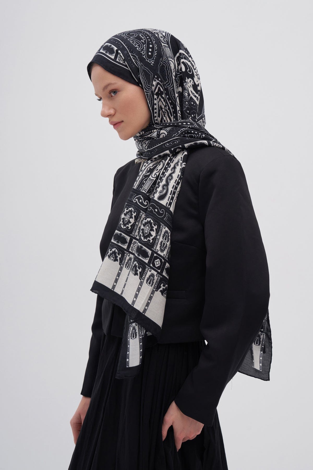 deep-early-silk-scarf-black-2892_bd32bfbe-2b87-4fd2-9d27-df3e4446caf8.jpg