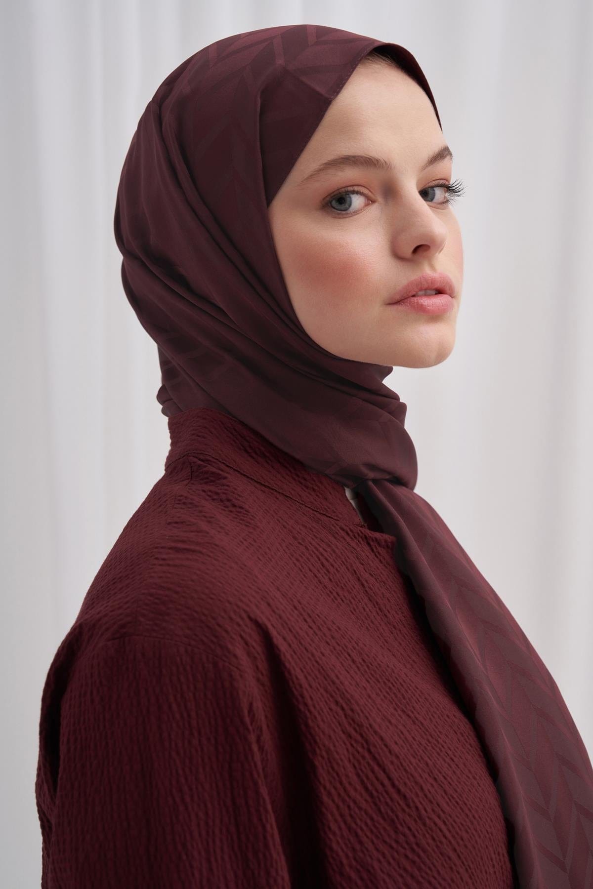 Diamond Pattern Cotton-Silk Scarf with Auburn