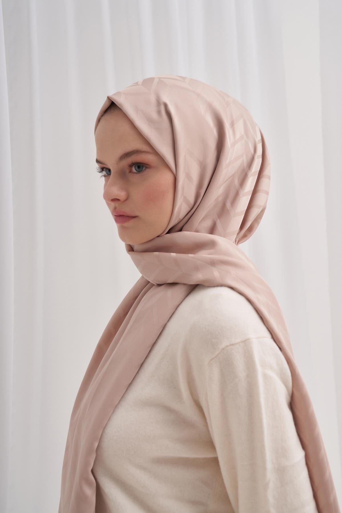 Diamond Pattern Cotton-Silk Scarf with Cream