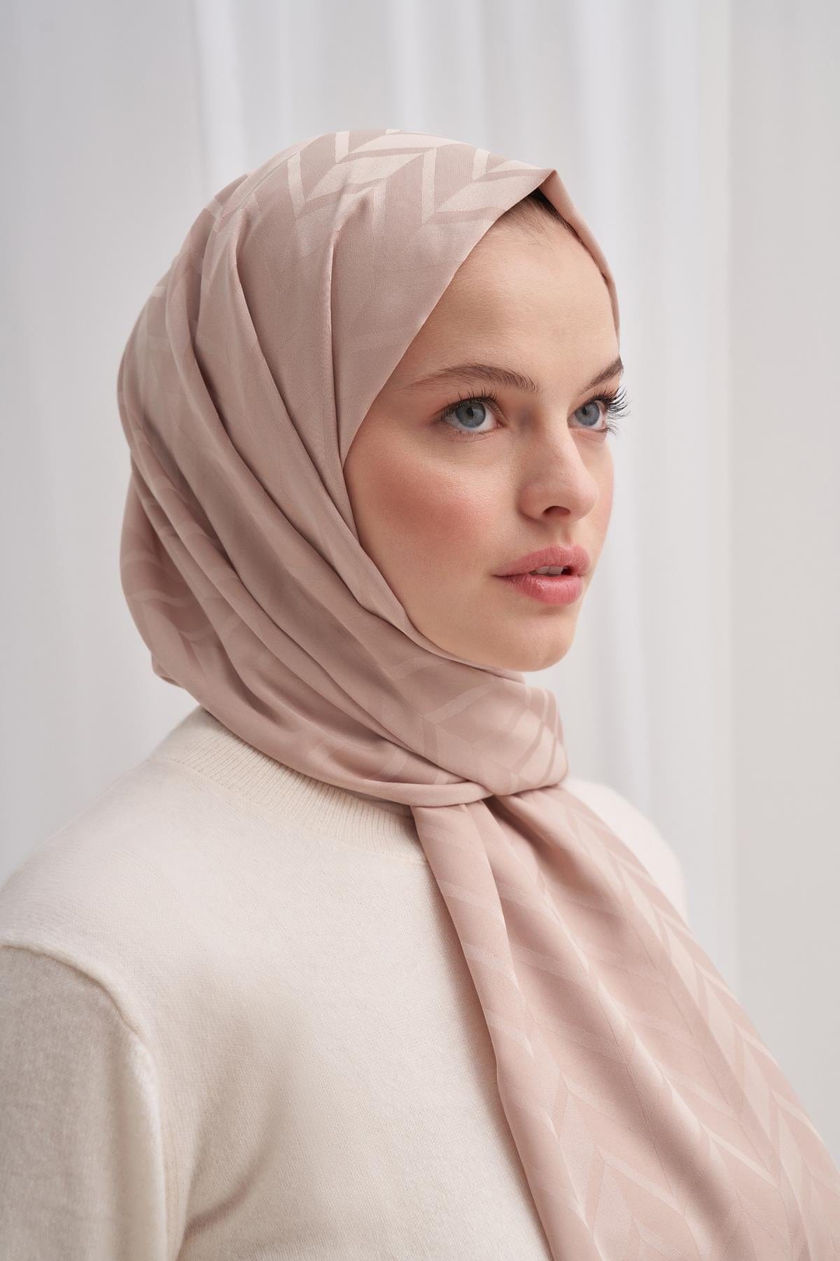 Diamond Pattern Cotton-Silk Scarf with Cream