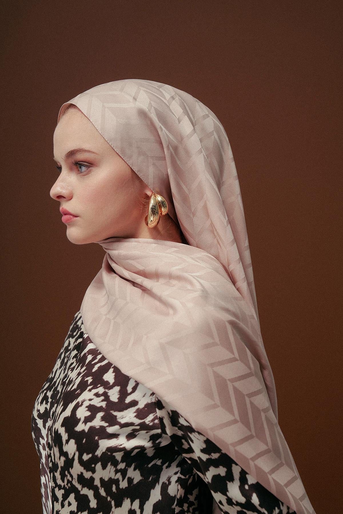 diamond-pattern-cotton-silk-scarf-with-cream-2512_93509a78-a605-4544-9794-e39466edffb1.jpg