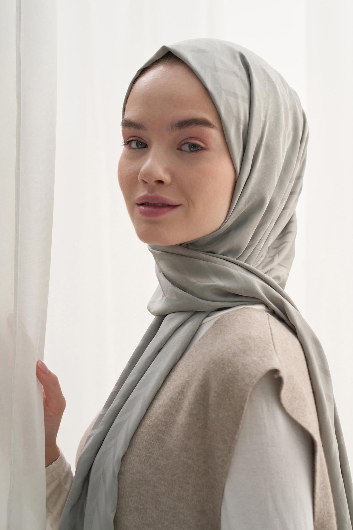 Diamond Pattern Cotton-Silk Scarf with Light Gray