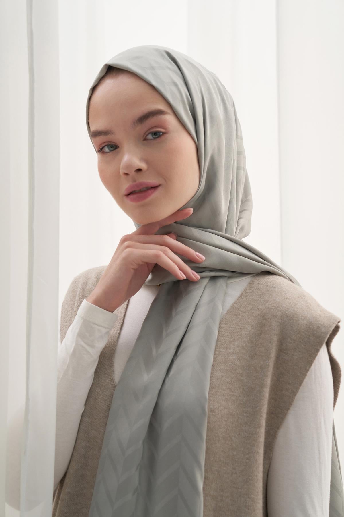 Diamond Pattern Cotton-Silk Scarf with Light Gray
