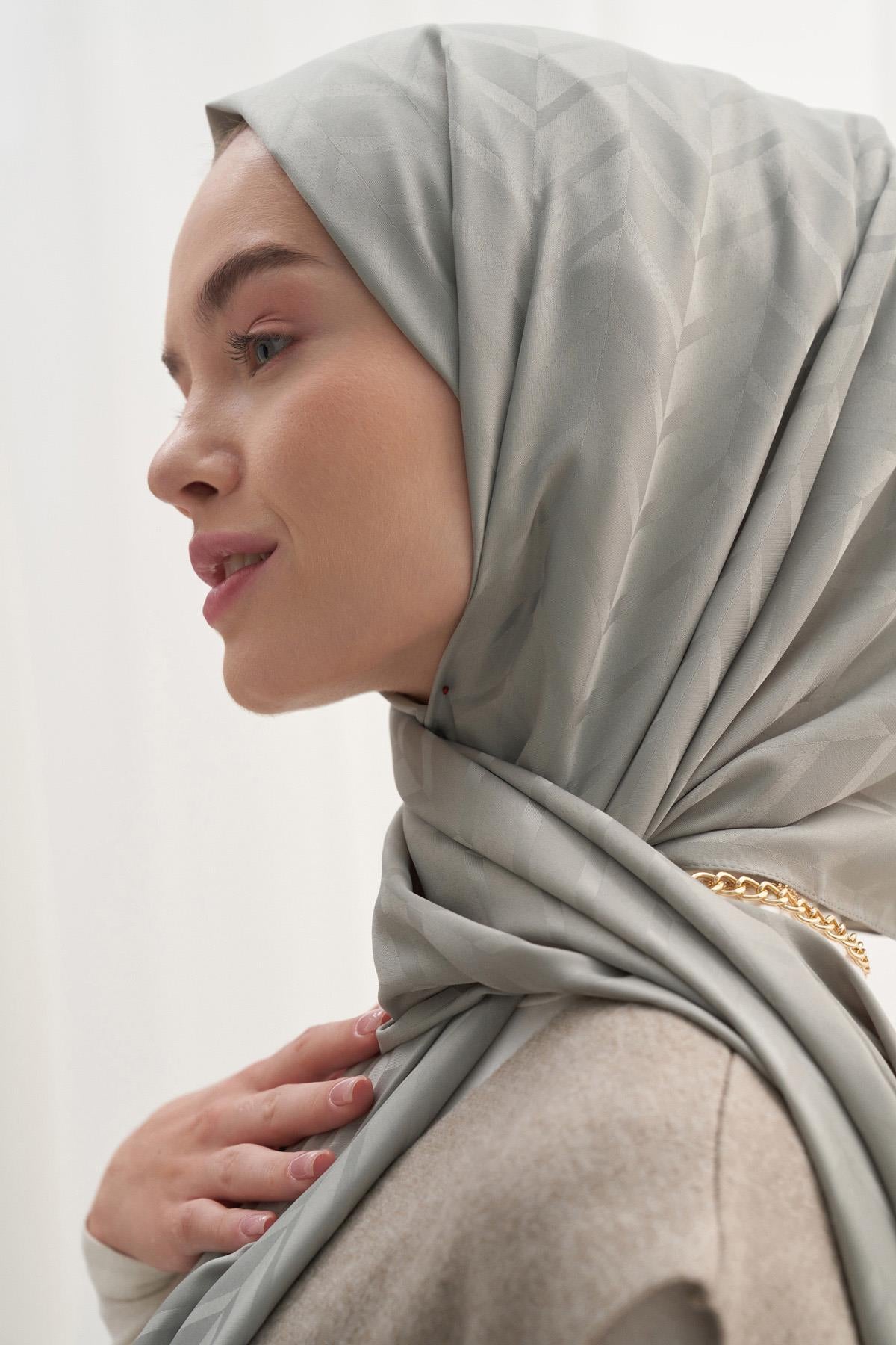 Diamond Pattern Cotton-Silk Scarf with Light Gray