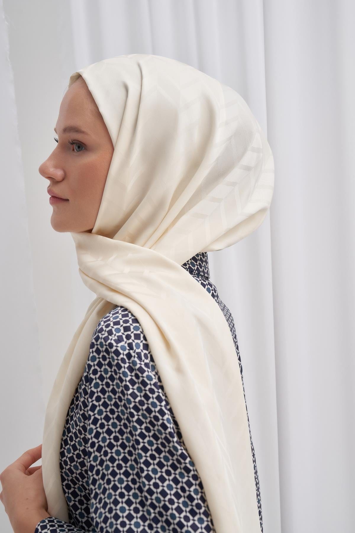 diamond-pattern-cotton-silk-scarf-with-pearl-2548.jpg