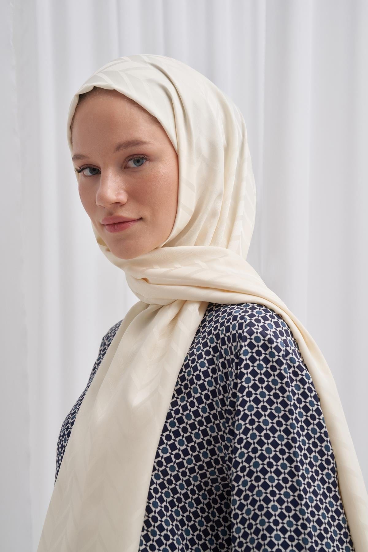 Diamond Pattern Cotton-Silk Scarf with Pearl