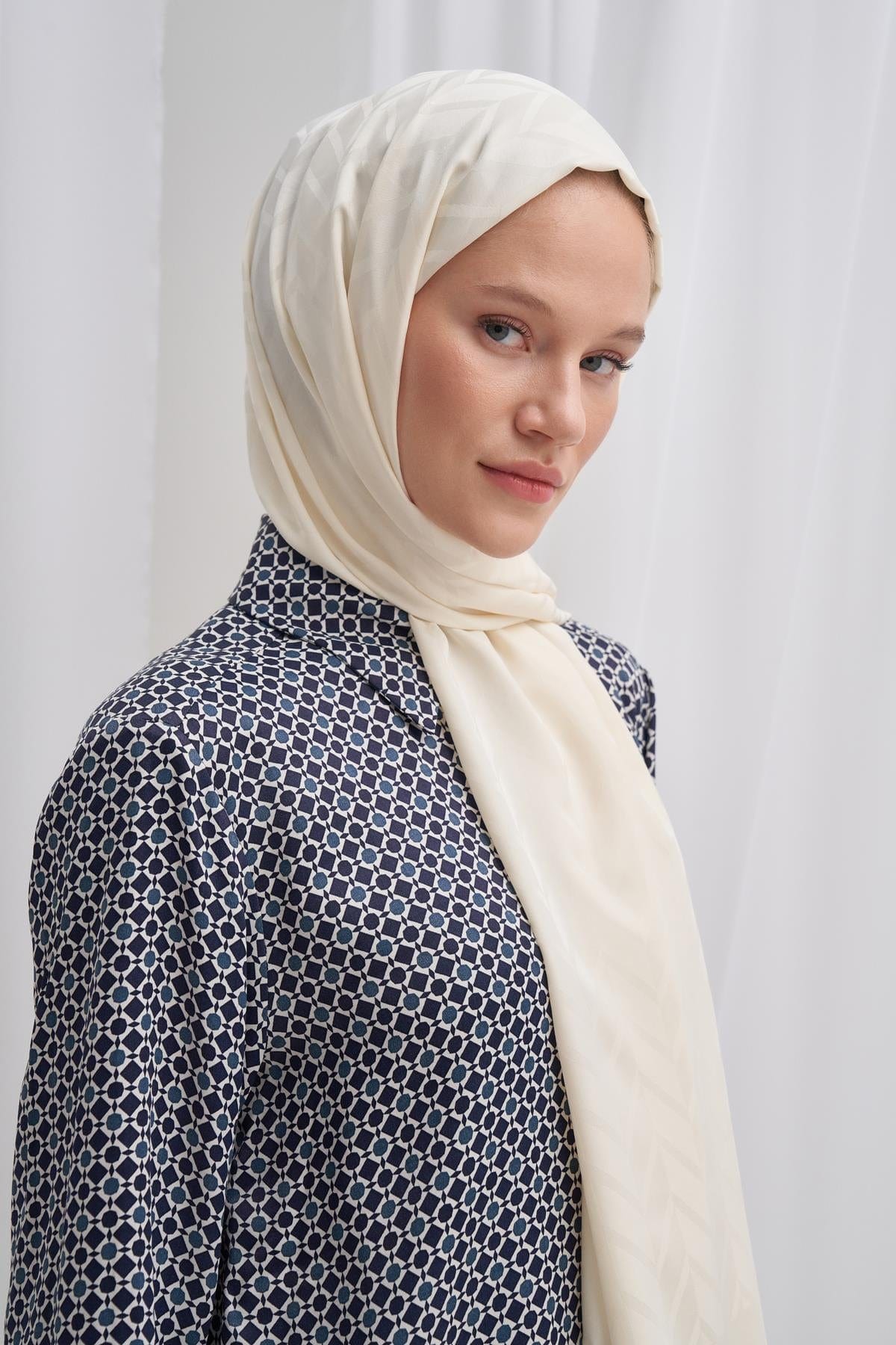 Diamond Pattern Cotton-Silk Scarf with Pearl