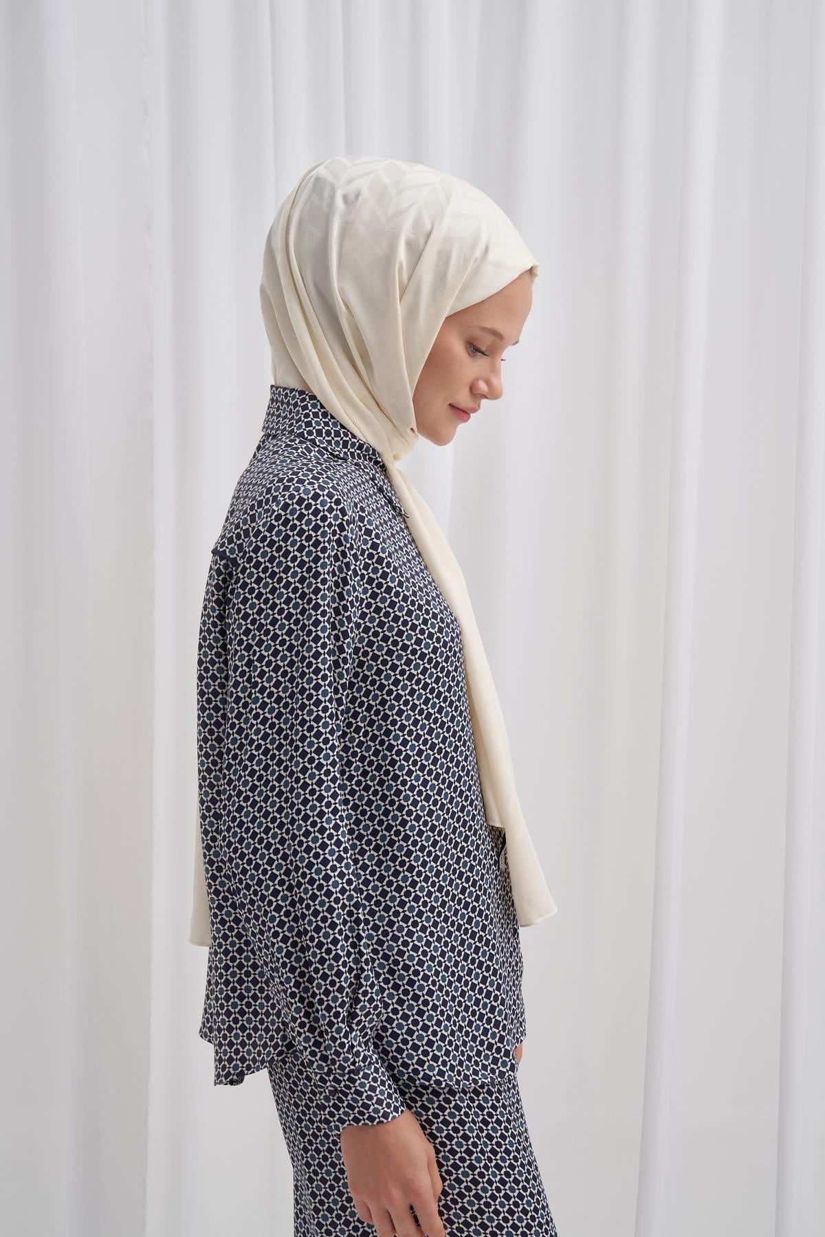 Diamond Pattern Cotton-Silk Scarf with Pearl