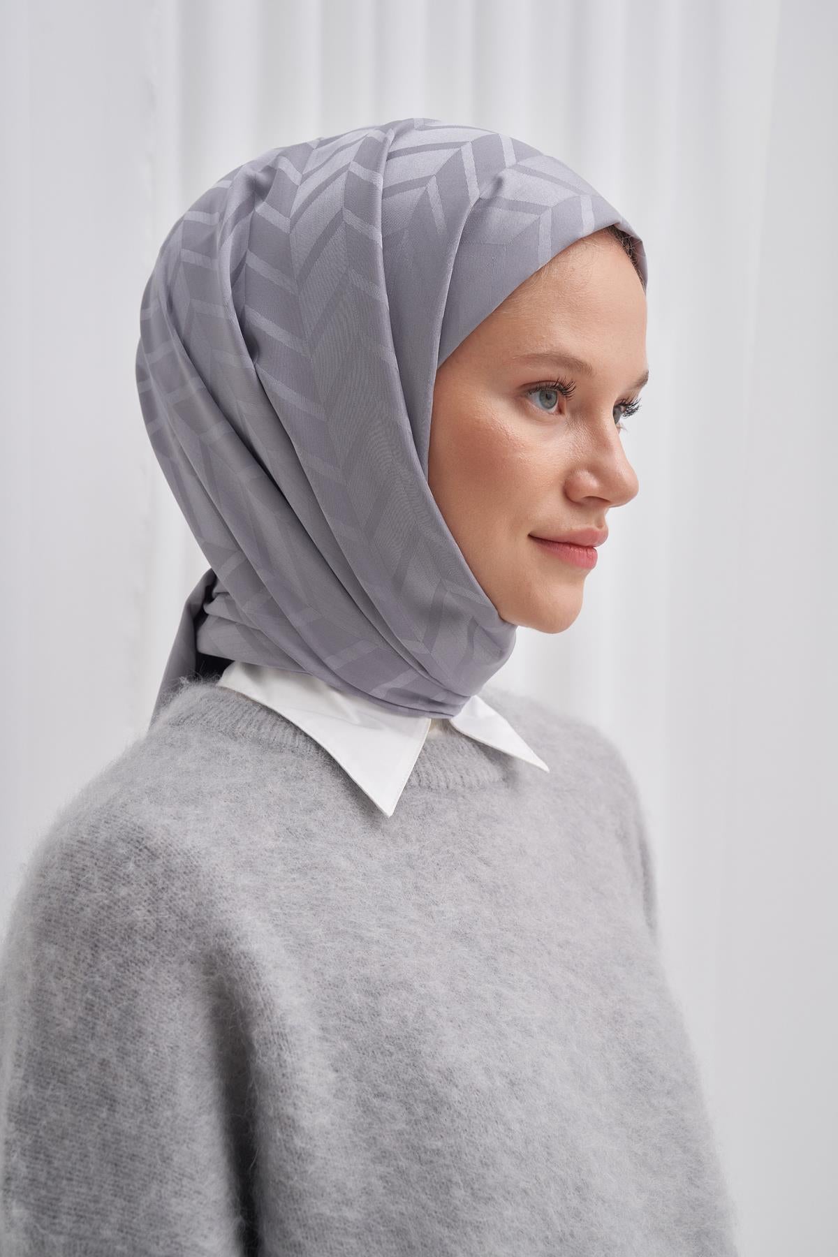 Diamond Pattern Cotton-Silk Scarf with Silver Gray