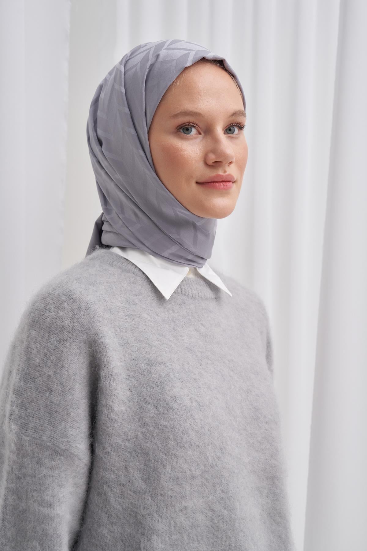 Diamond Pattern Cotton-Silk Scarf with Silver Gray