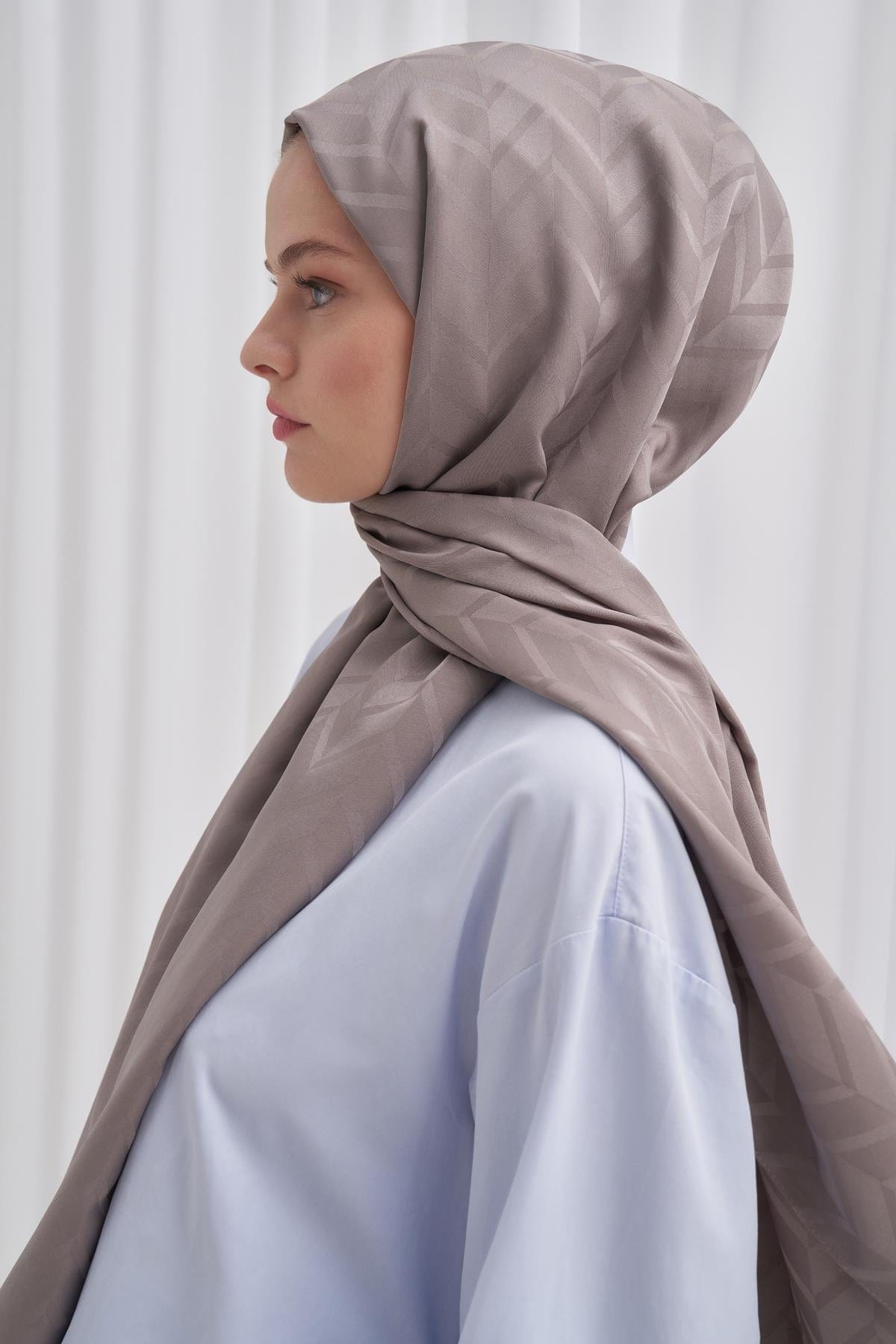 Diamond Pattern Cotton-Silk Scarf with Smoky Gray