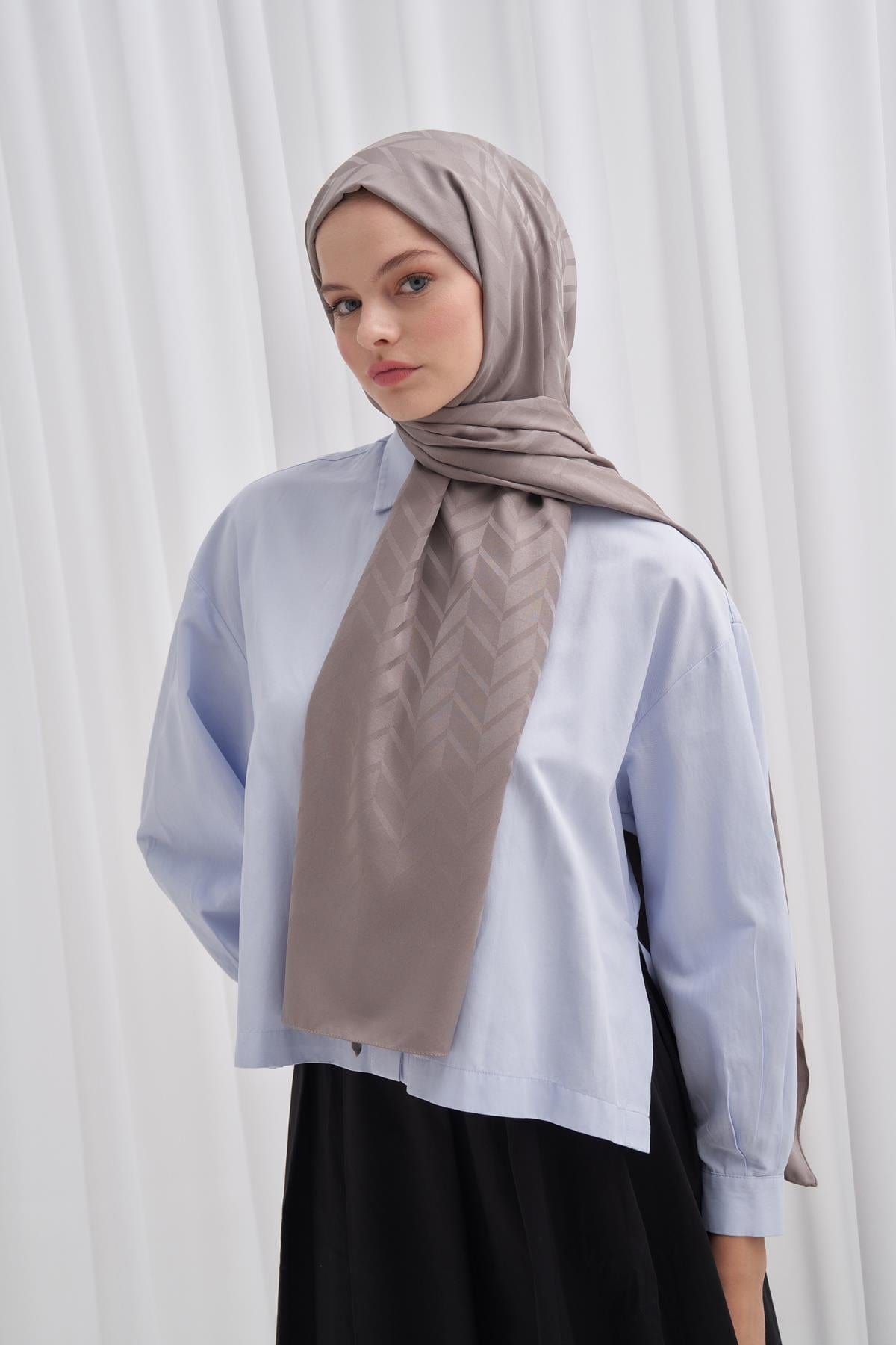 Diamond Pattern Cotton-Silk Scarf with Smoky Gray