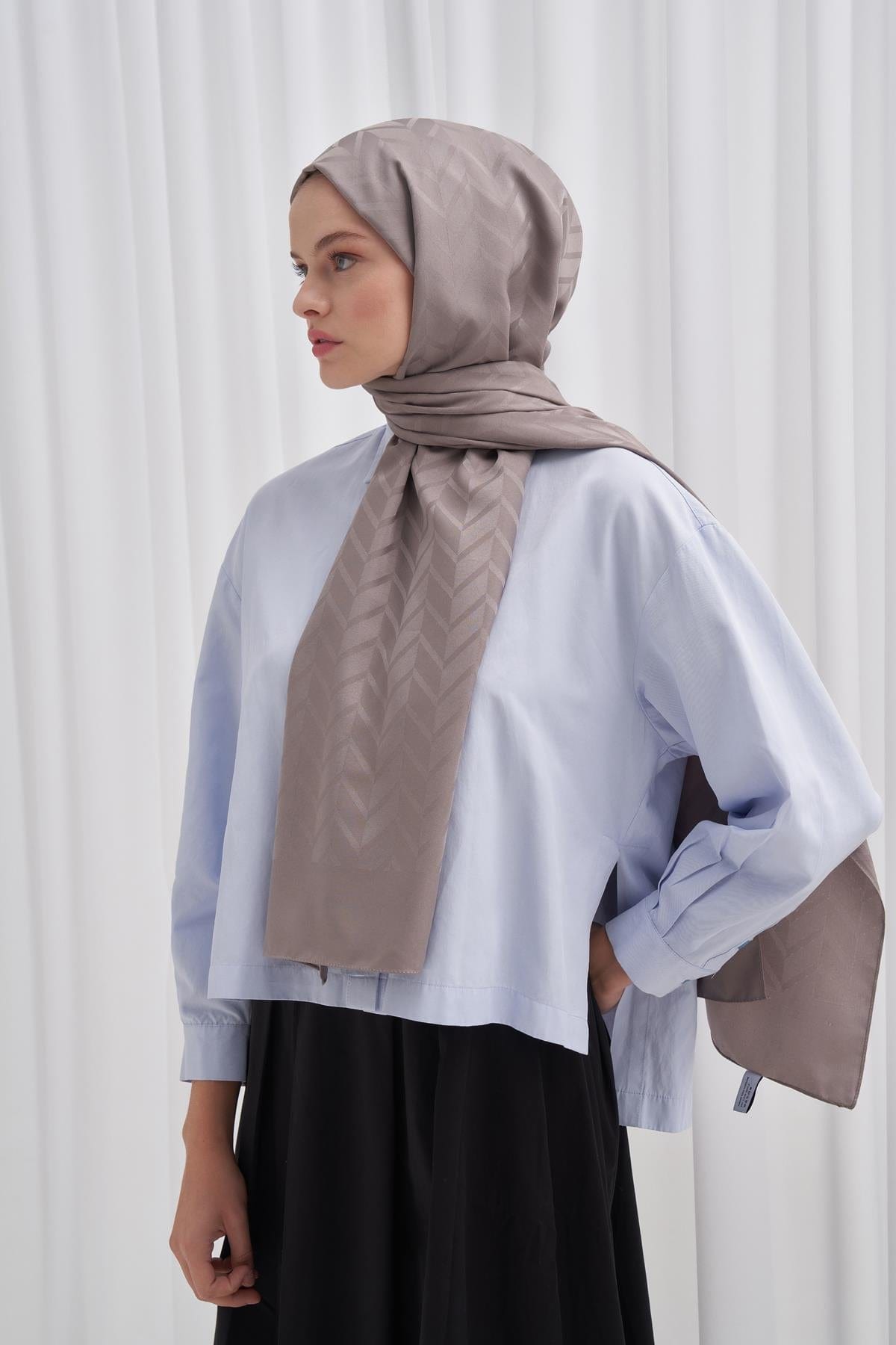 Diamond Pattern Cotton-Silk Scarf with Smoky Gray