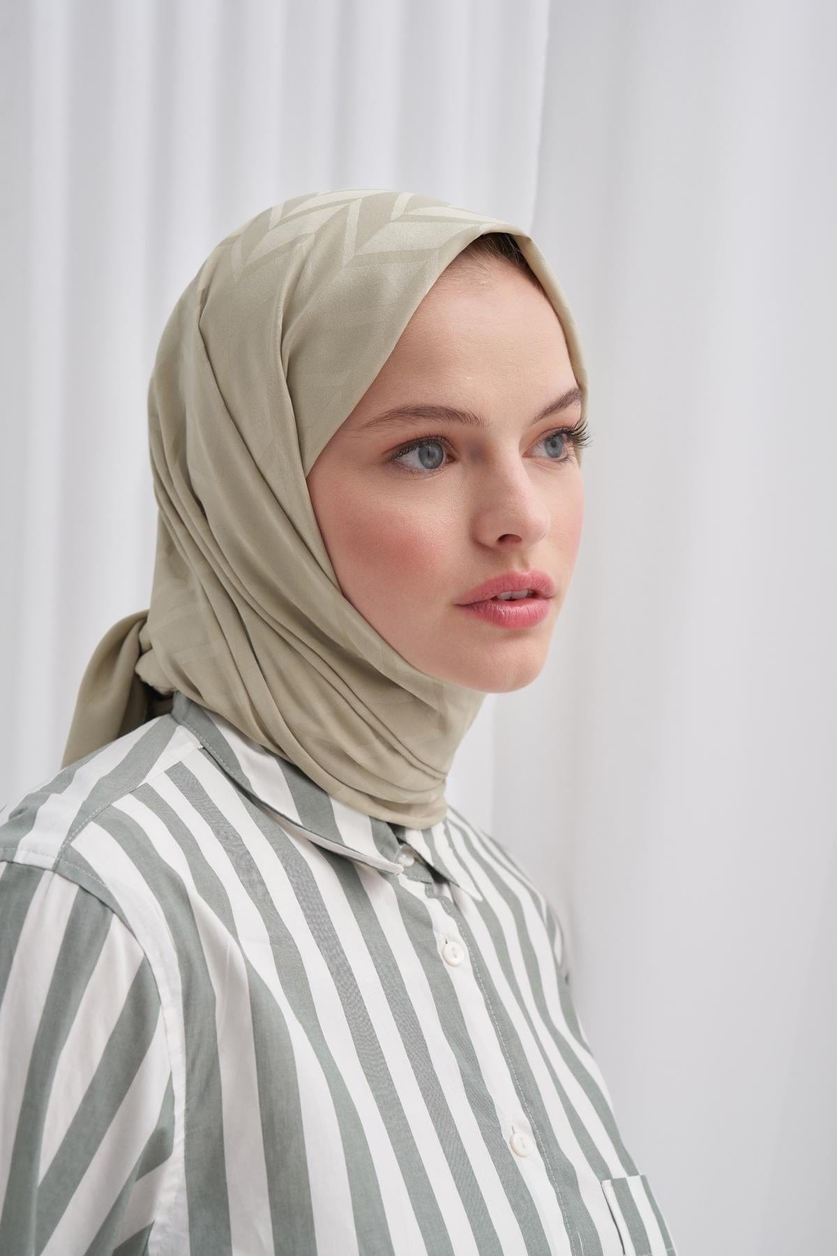 Diamond Pattern Cotton-Silk Scarf with Soft Green