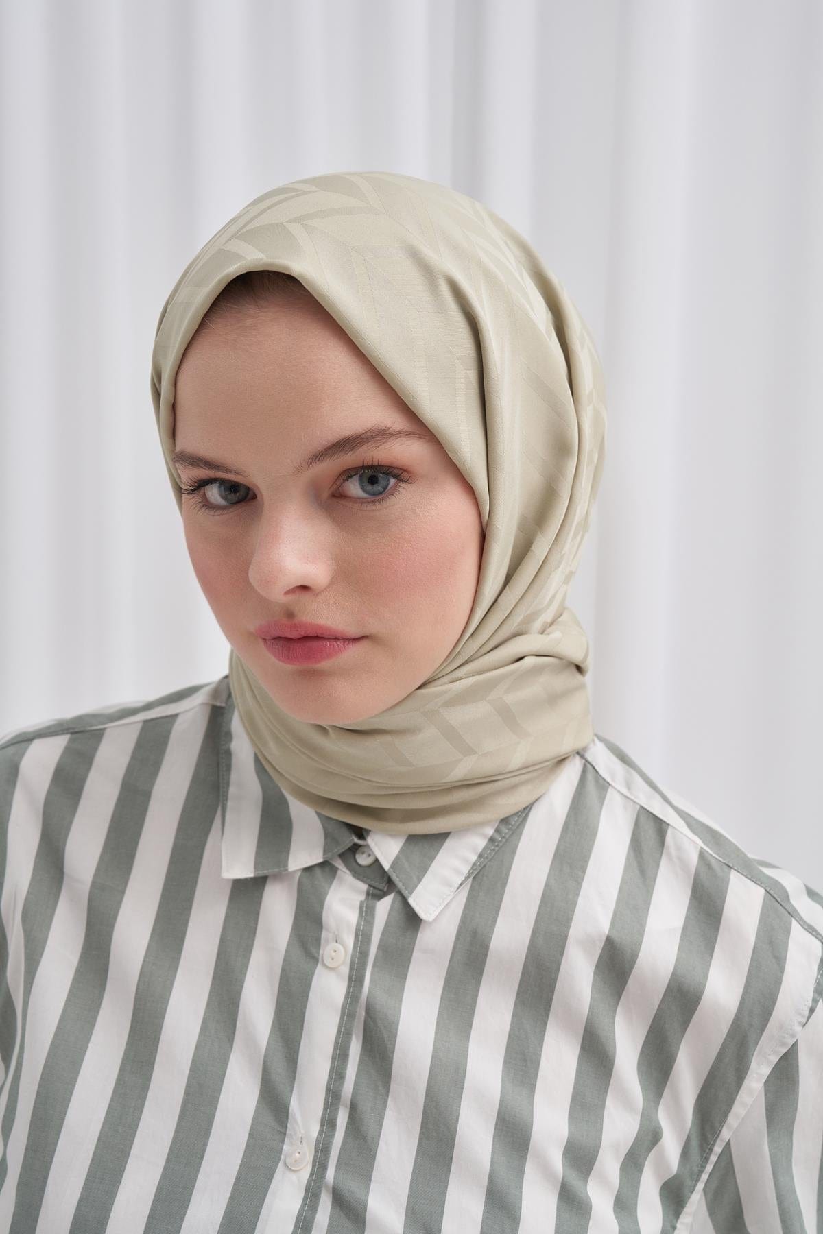 Diamond Pattern Cotton-Silk Scarf with Soft Green