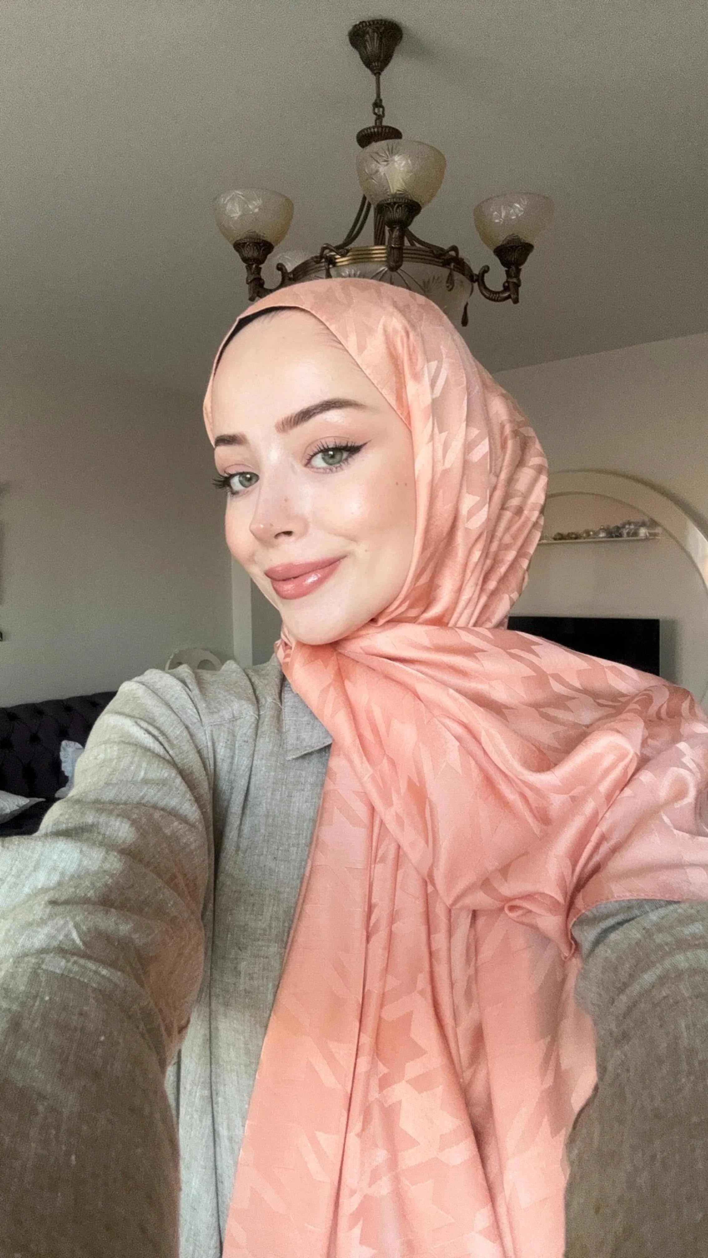 Duygu Goncu’s Choice: Houndstooth Jacquard Italian Silk Scarf Salmon