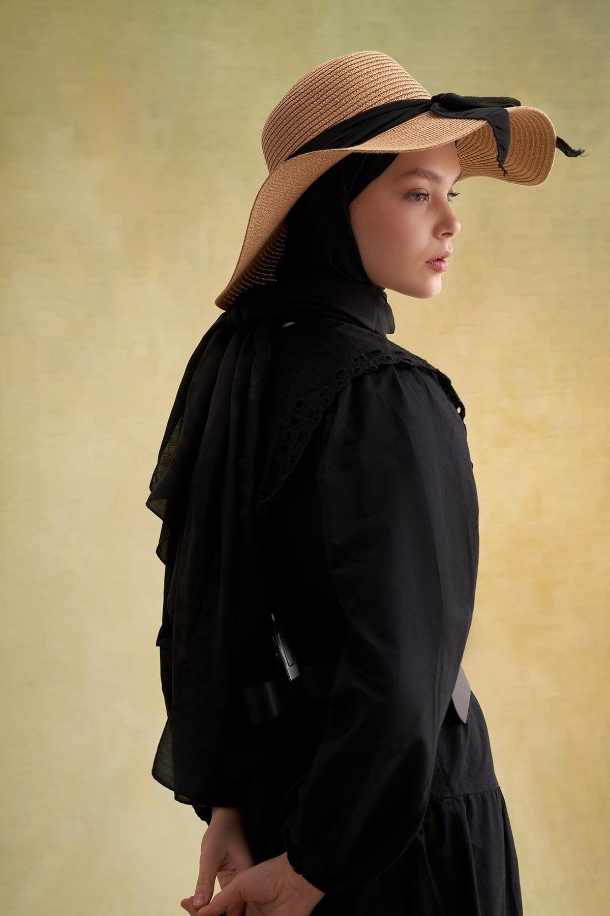 Elegant Straw Hat with Ribbon Detail Camel