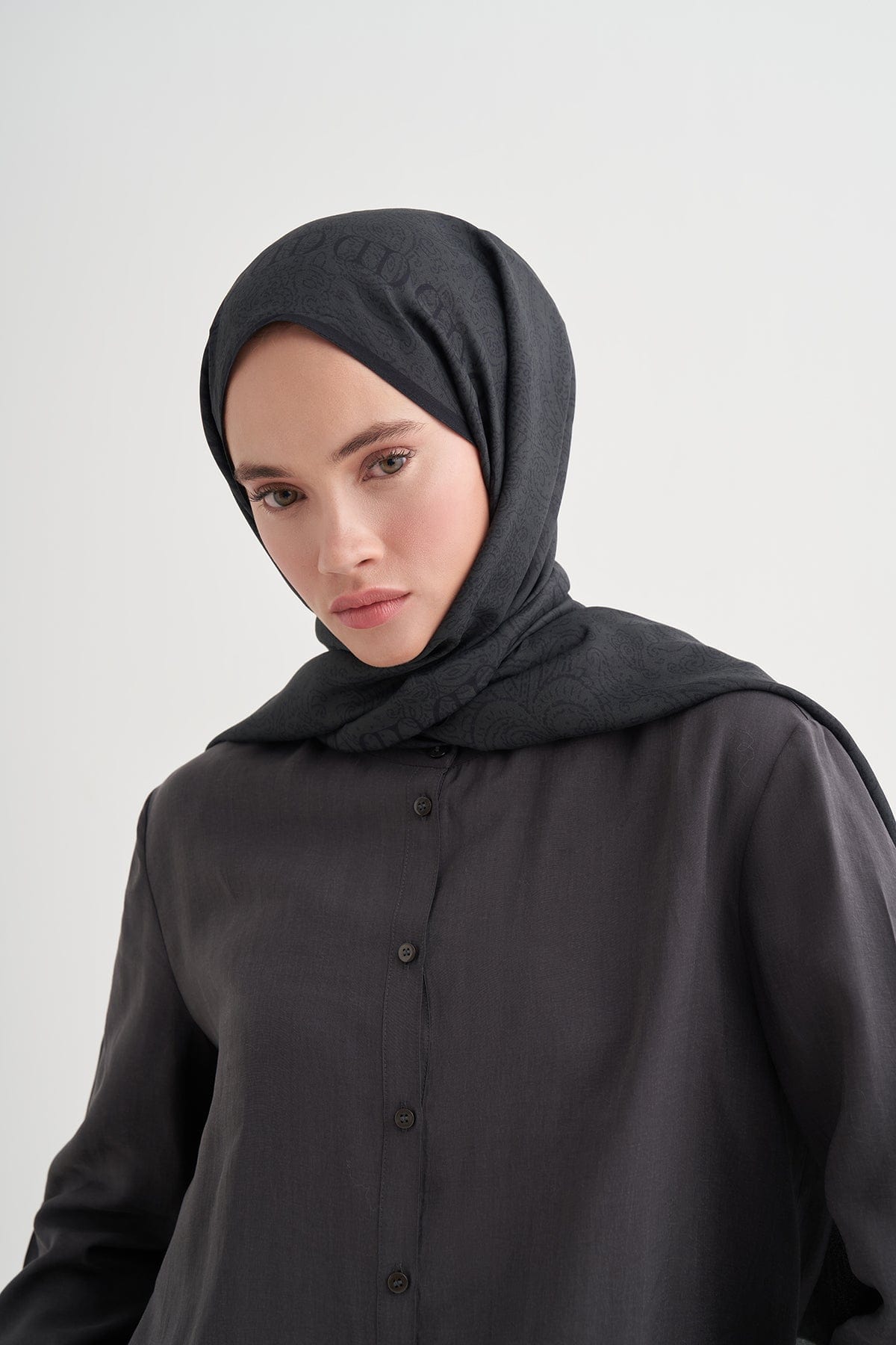 elenora-monogram-viscose-scarf-anthracite-4054.jpg