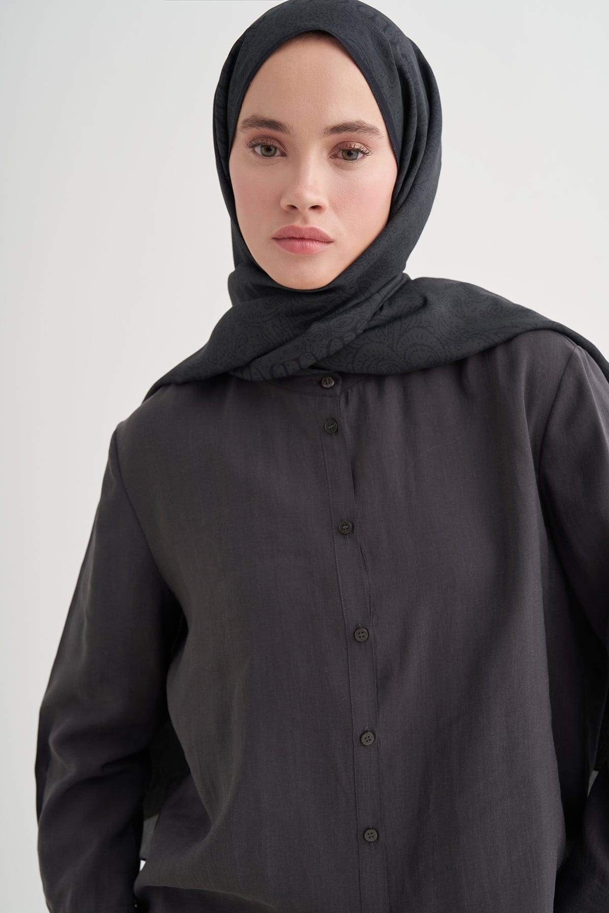 elenora-monogram-viscose-scarf-anthracite-4055.jpg
