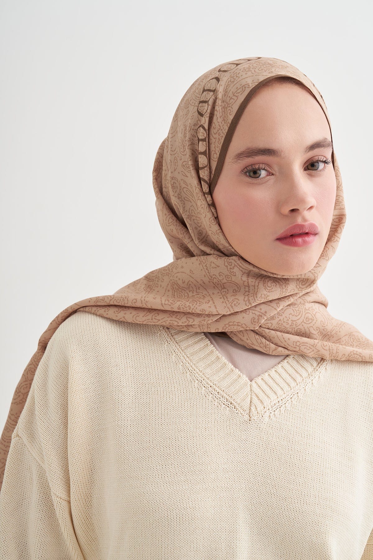 elenora-monogram-viscose-scarf-milk-coffee-4037.jpg