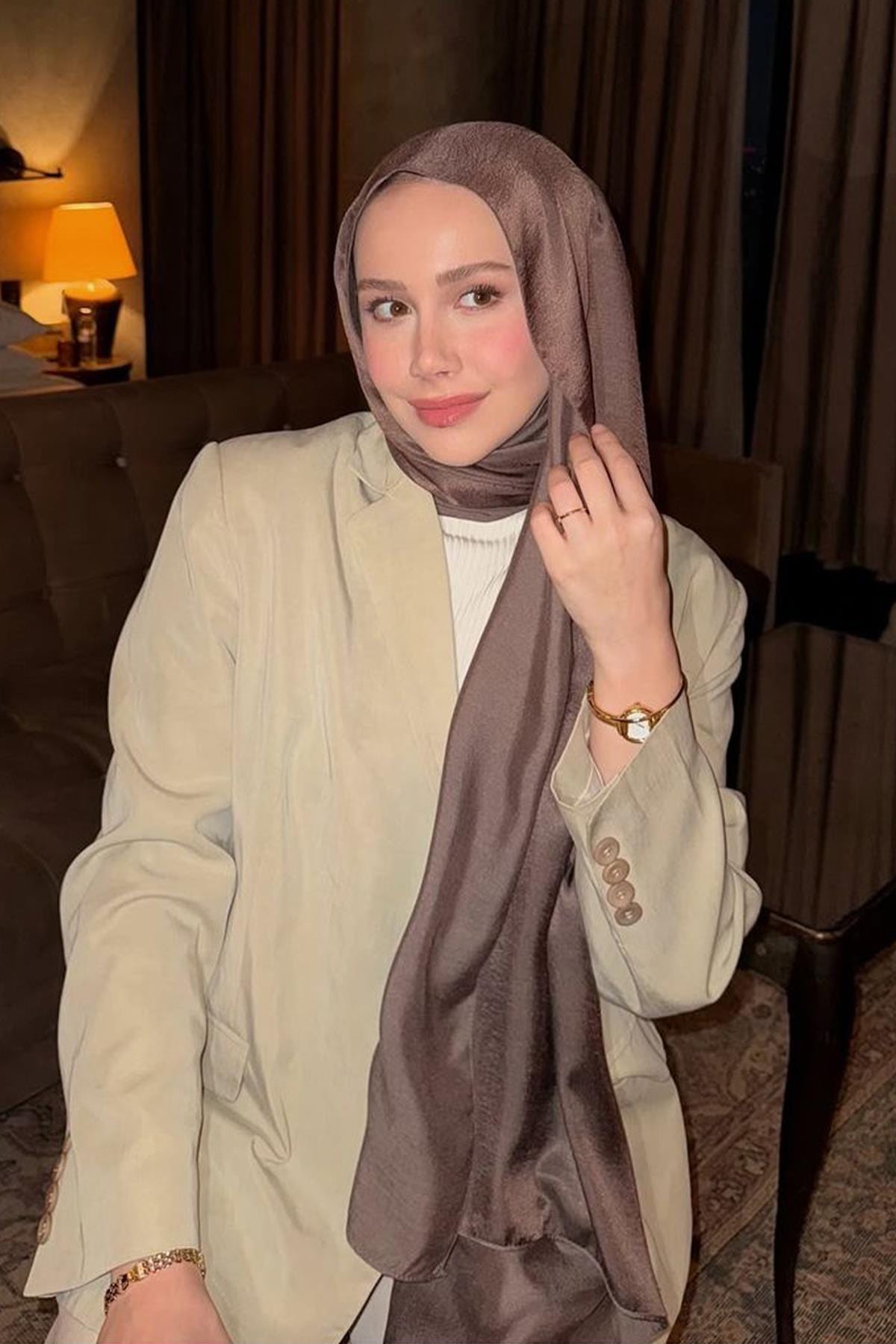 feyza-hakyemez-s-choice-chantouk-reversible-silk-scarf-soft-brown-2681_e6b0ffa3-a7e3-4aad-ad10-27cb7d400307.jpg