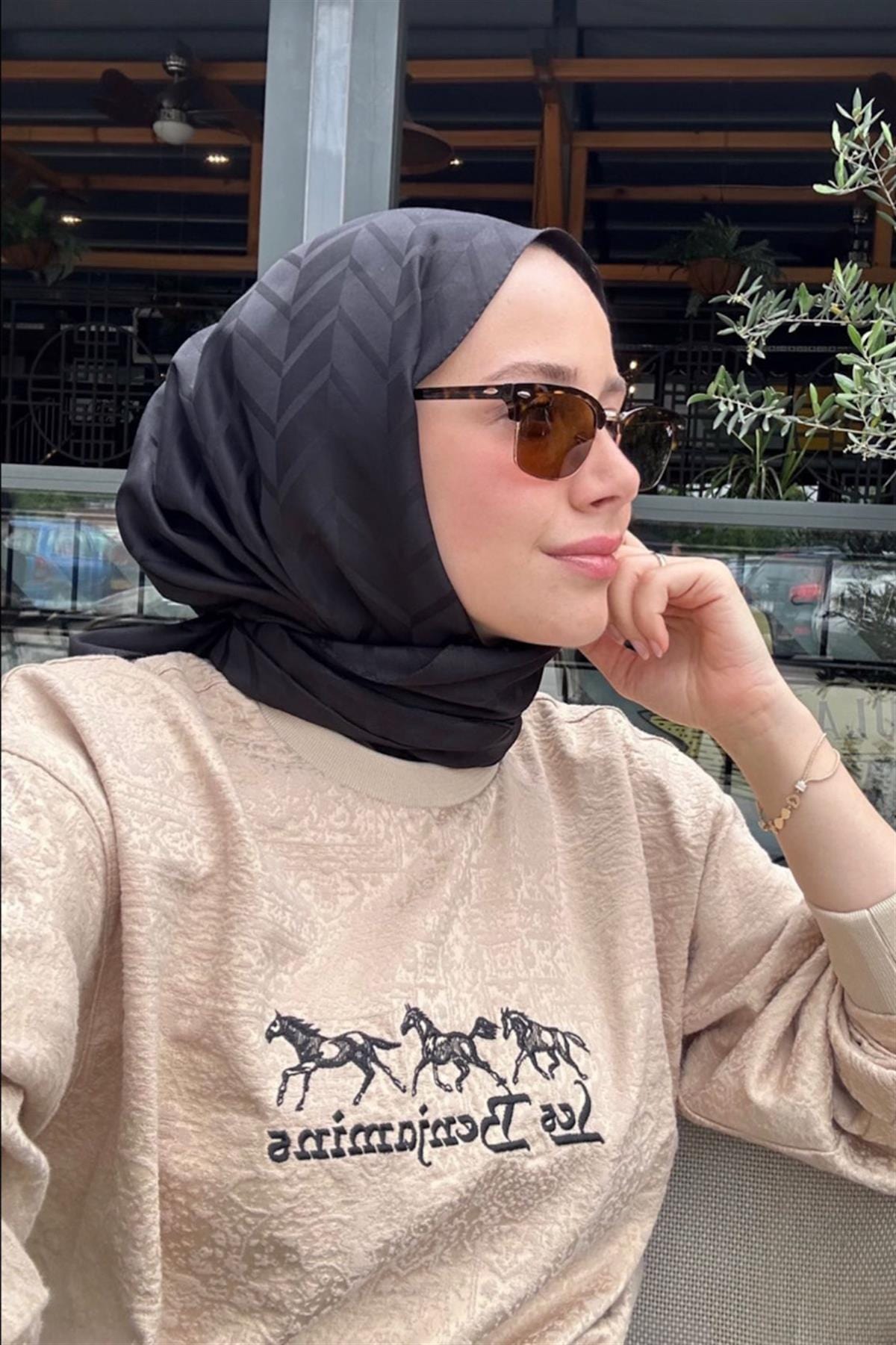 Feyza Hakyemez's Choice: Diamond Pattern Cotton-Silk Scarf with Black