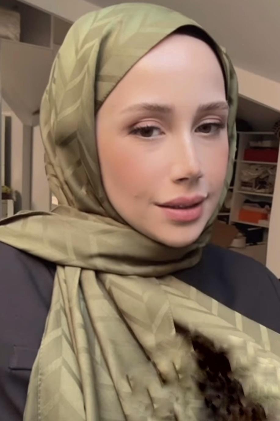 Feyza Hakyemez's Choice: Diamond Pattern Cotton-Silk Scarf with Olive Green
