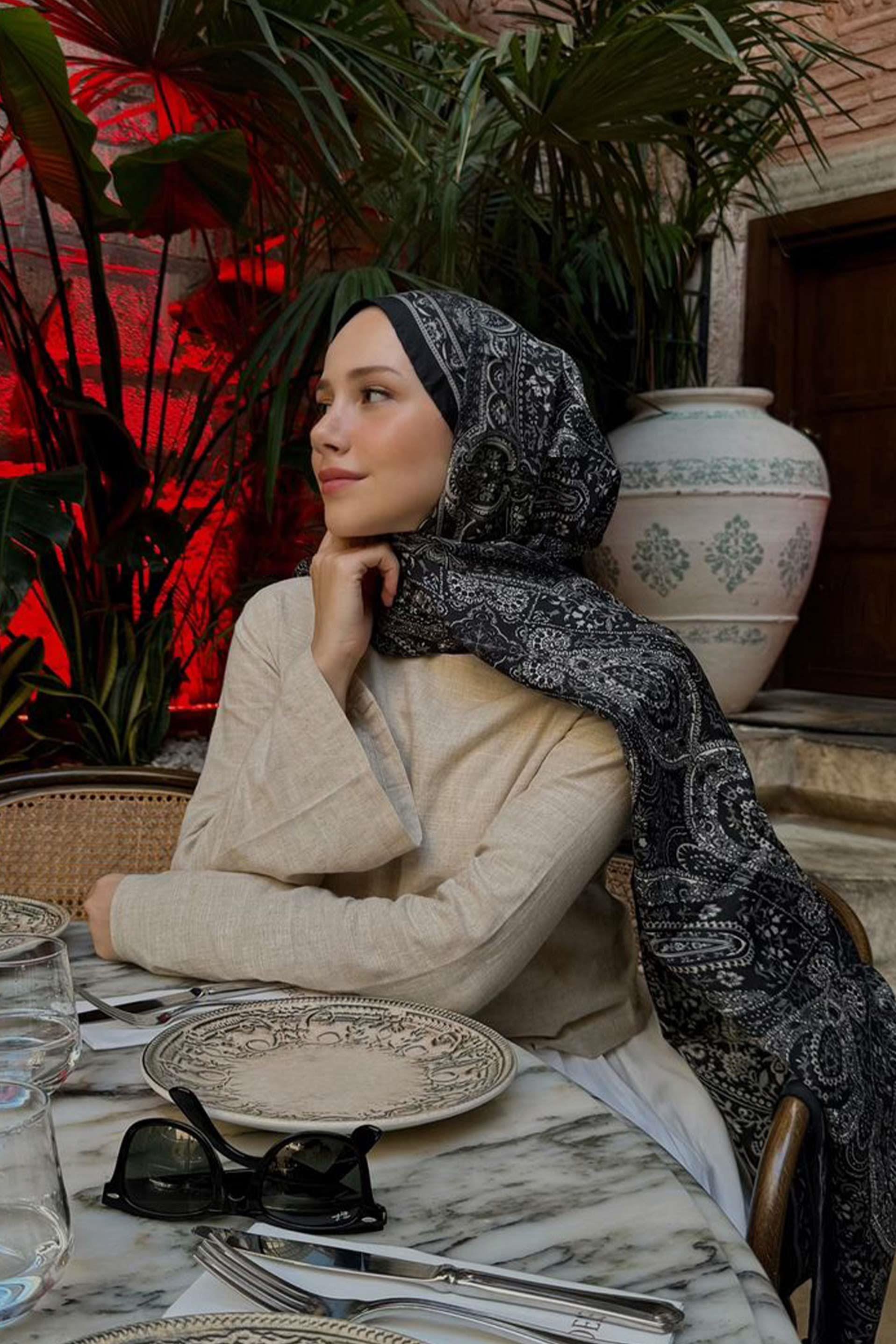 feyza-hakyemez-s-choice-ethnich-comfy-silk-scarf-black-140.jpg