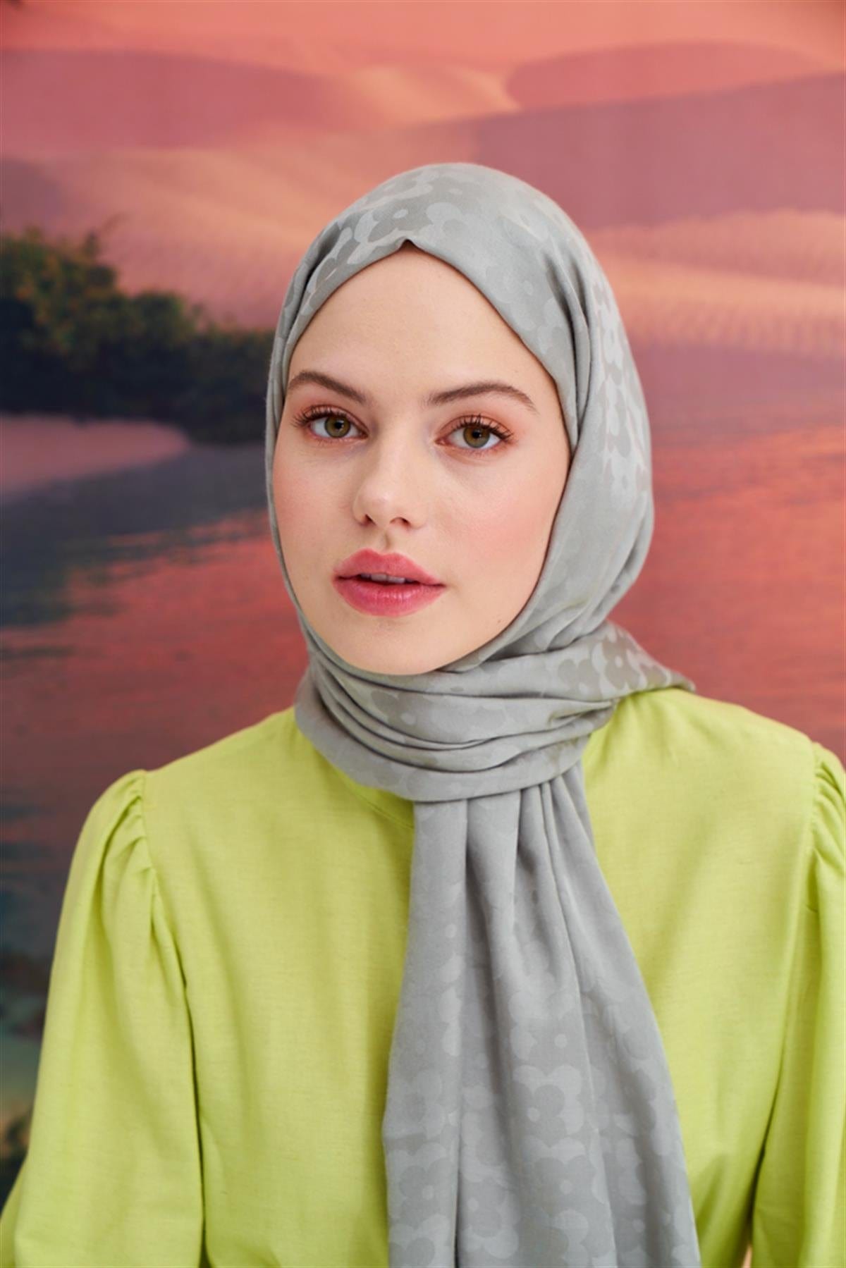 floral-pattern-jacquard-italian-silk-scarf-light-grey-3244_5eba7f60-546a-45e6-92d1-dc1217108879.jpg