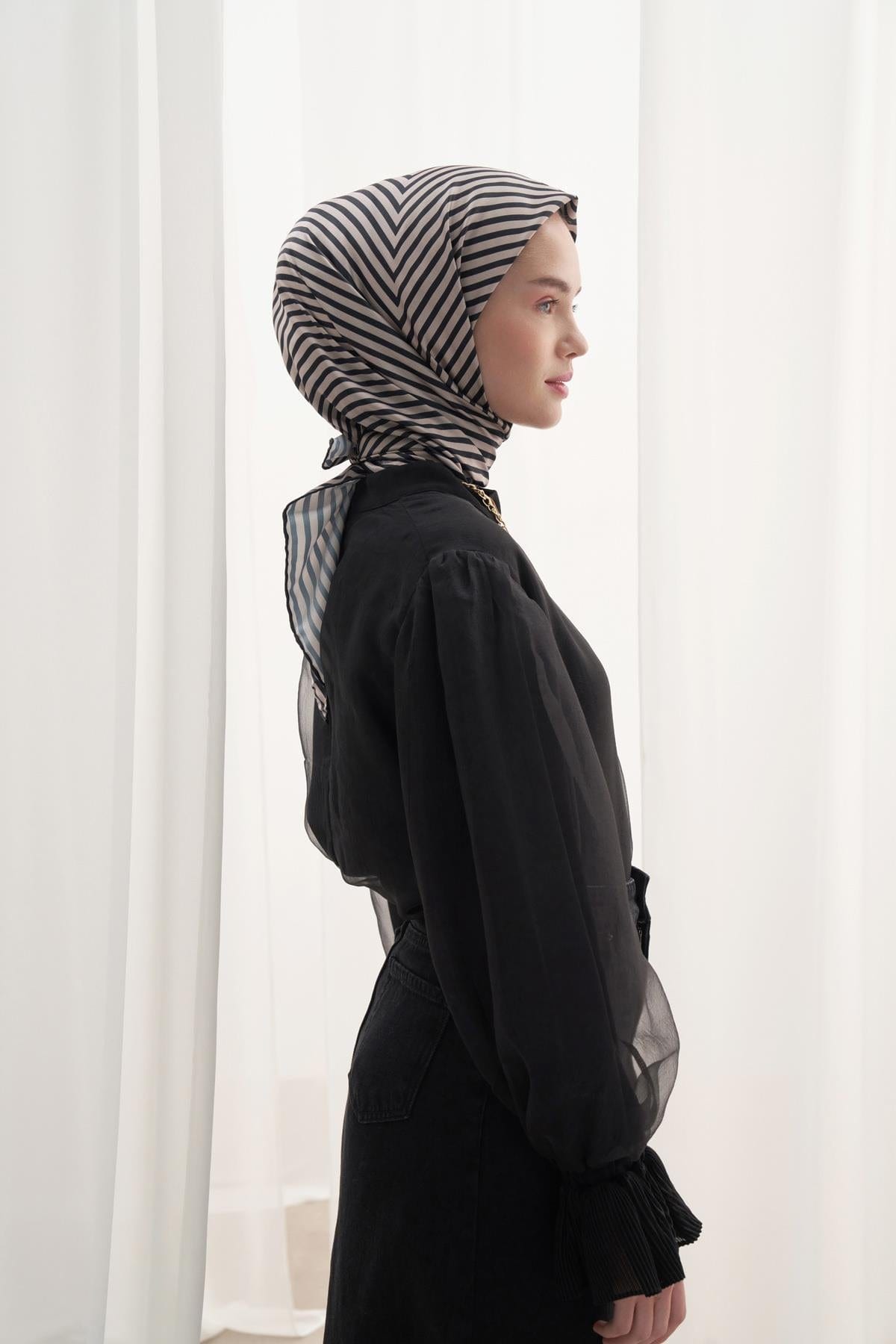 Geometric Pattern Twill Square Scarf Black