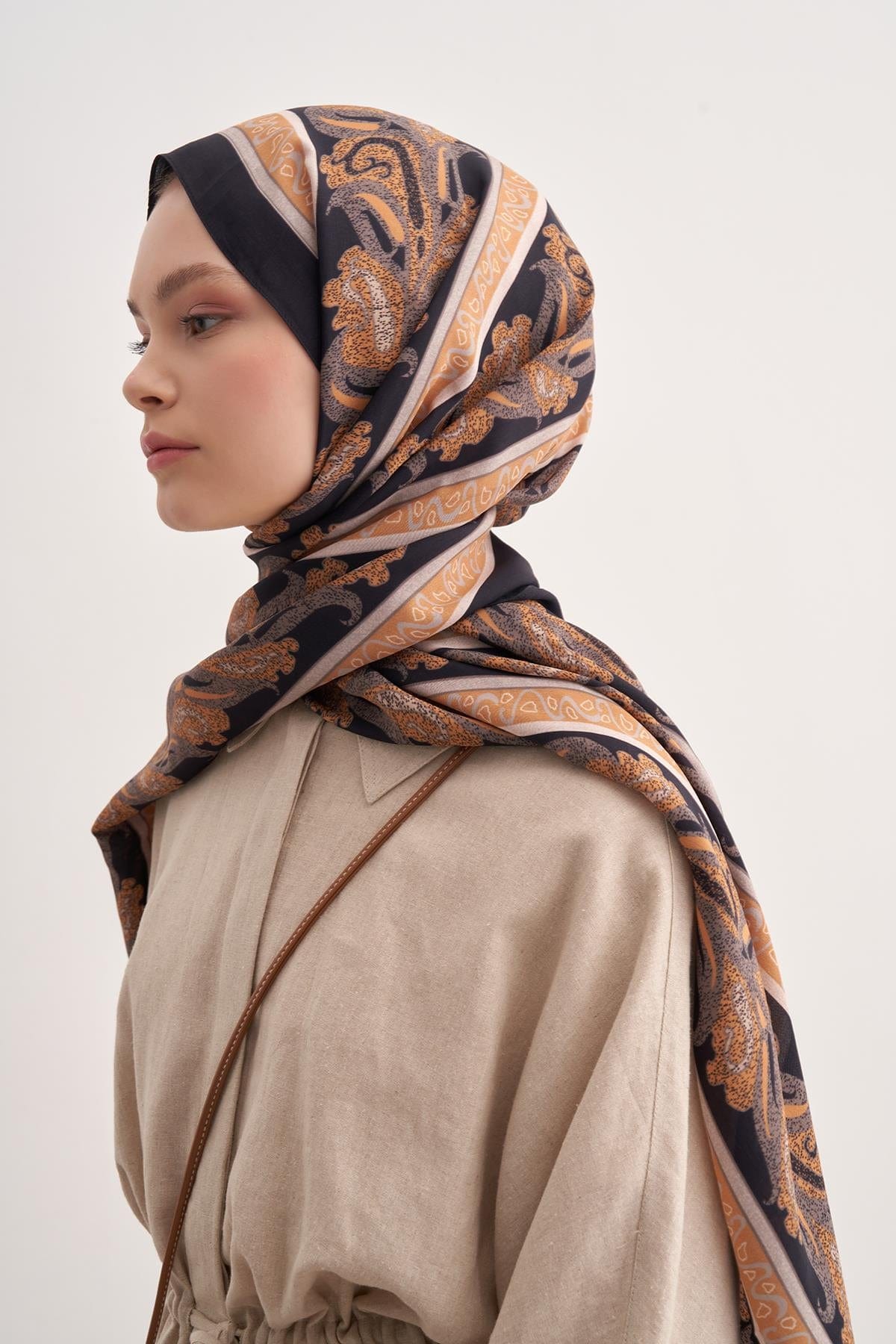 Glow Vela Viscose Scarf Gold