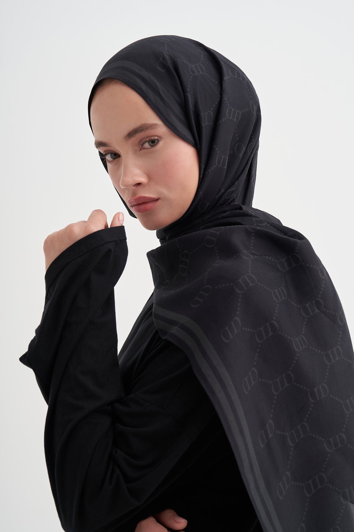 grace-monogram-viscose-scarf-anthracite-3963.jpg