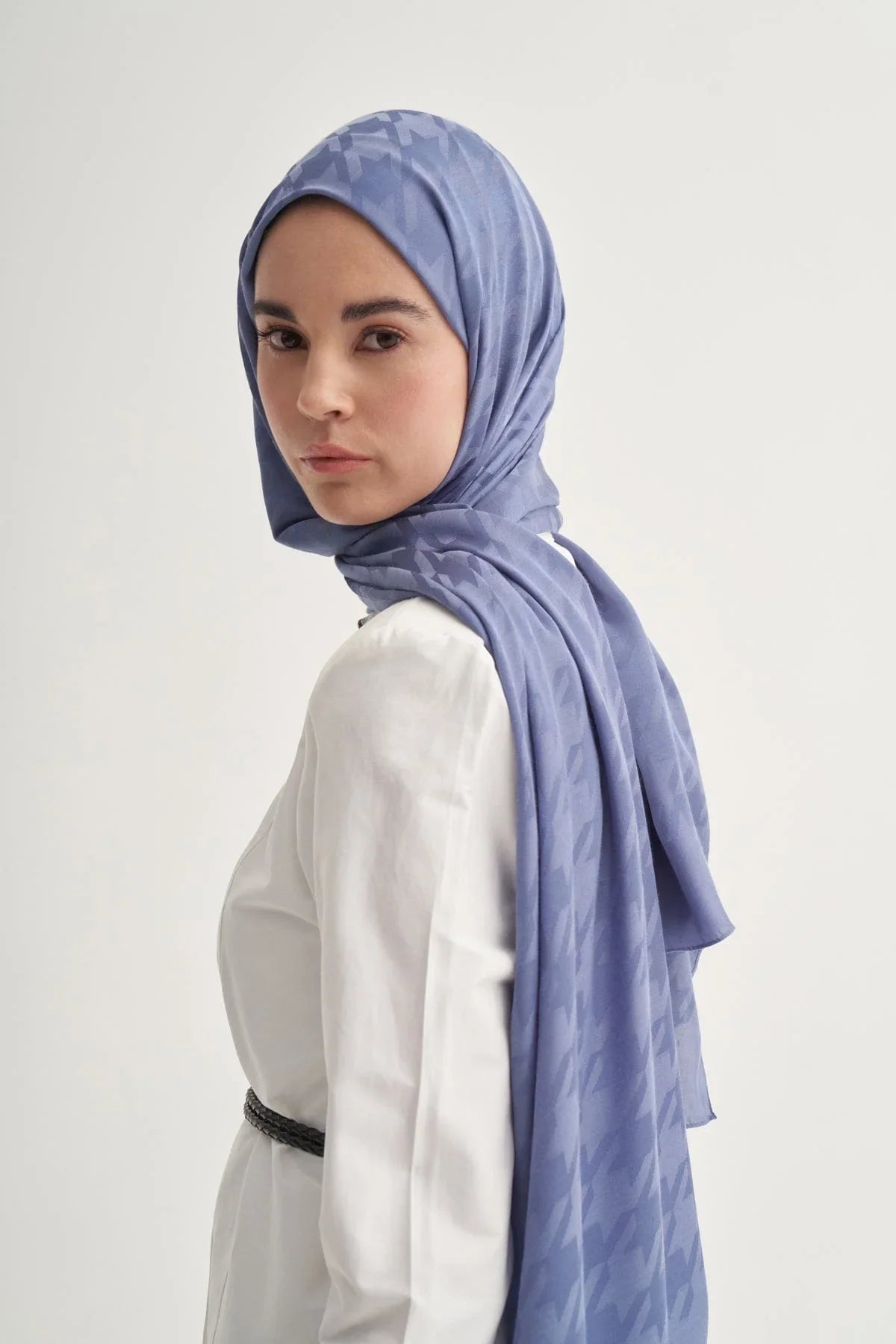 houndstooth-jacquard-italian-silk-scarf-denim-blue-3077_4c51327a-f53d-4752-b3b4-607d69b90621.jpg