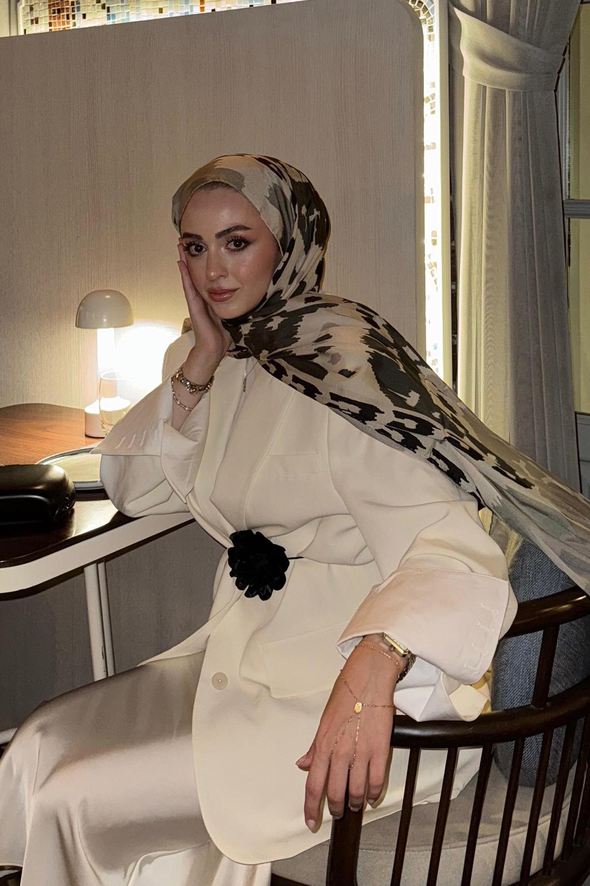 kubra-ibrahimoglu-s-choice-silver-mist-comfy-silk-scarf-186.jpg