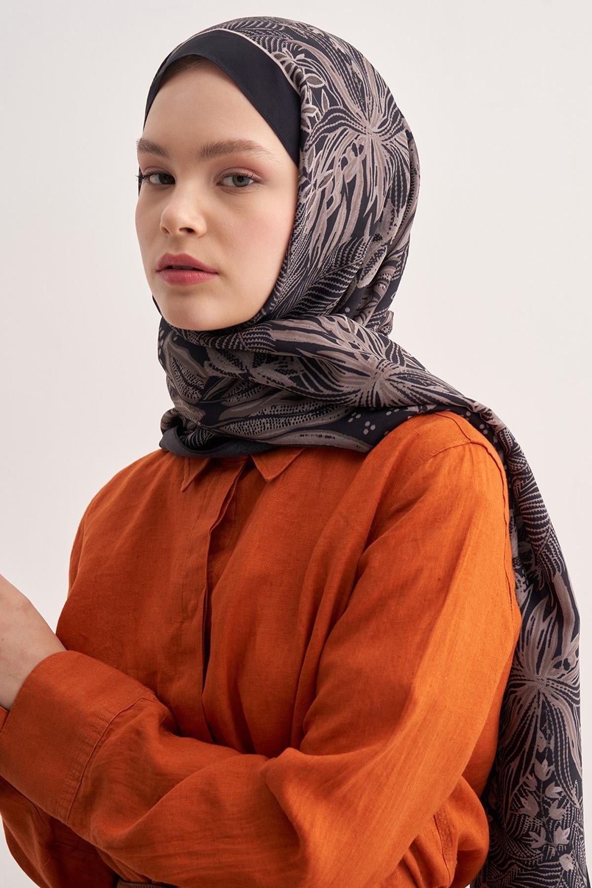 lily-vela-viscose-scarf-black-2321_3bbf1858-bd2b-4513-8c6e-580d7668dcdd.jpg