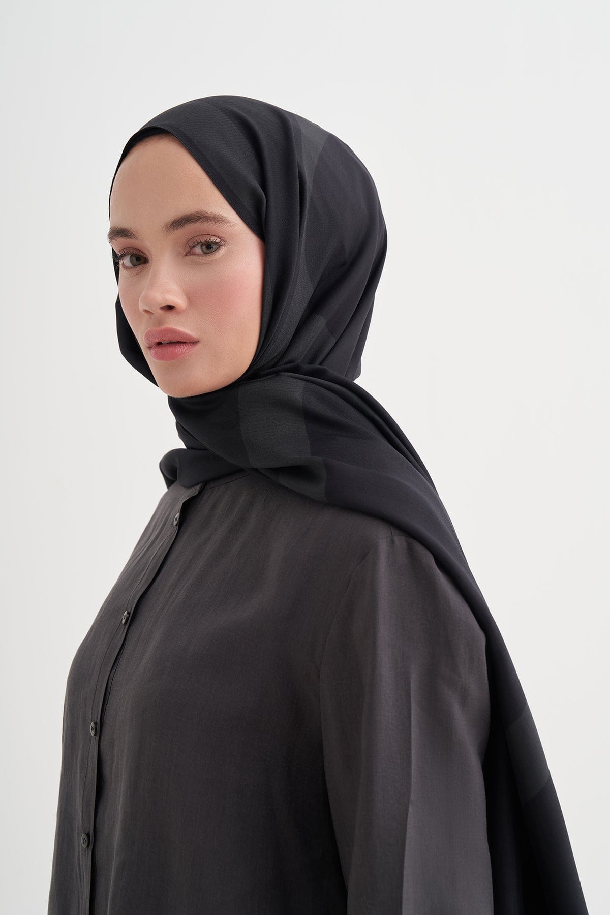 linea-monogram-viscose-scarf-anthracite-3939.jpg