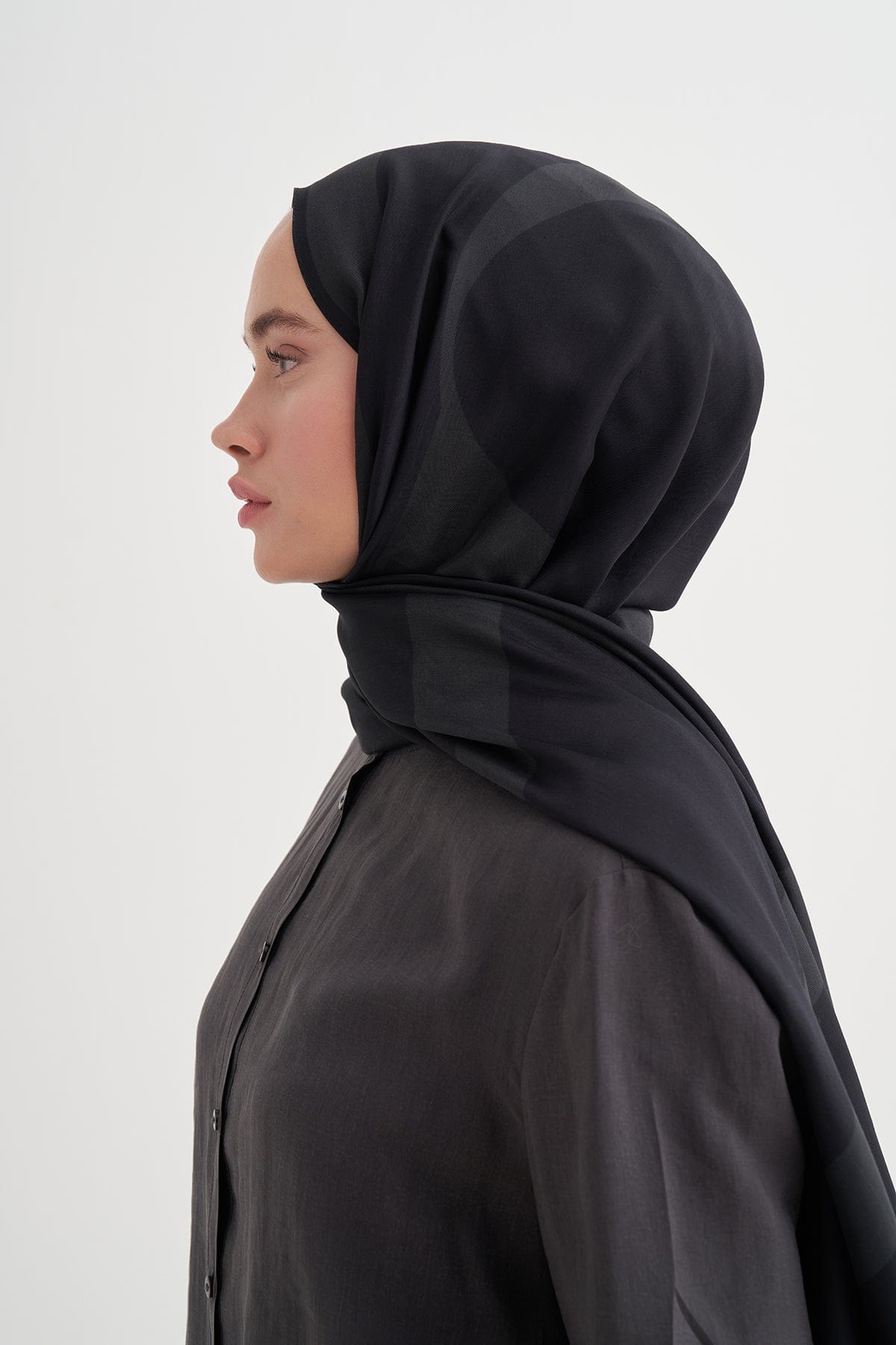 linea-monogram-viscose-scarf-anthracite-3942_669aa536-9d45-47e6-be62-4bca2013199a.jpg