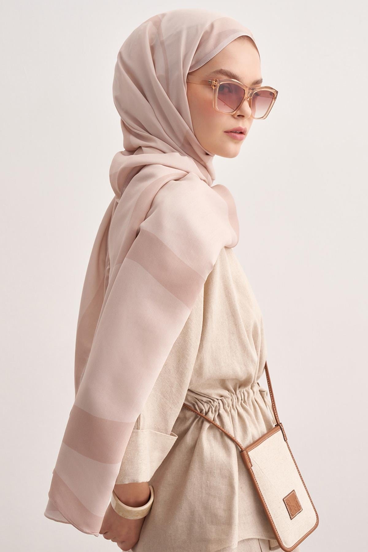 linea-monogram-viscose-scarf-beige-1512_152e85c4-0333-4921-b94c-f4b93cbcf31f.jpg