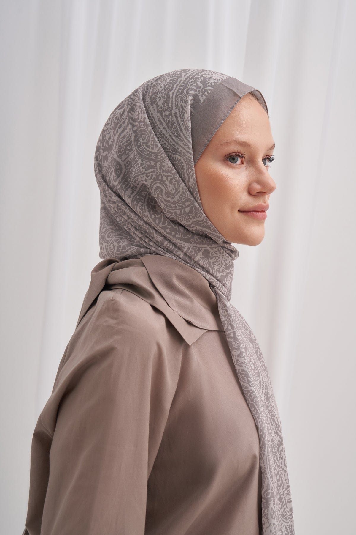 mist-nilla-cotton-scarf-light-gray-2106_62fa52e6-5080-402a-9558-4ff4379b0168.jpg